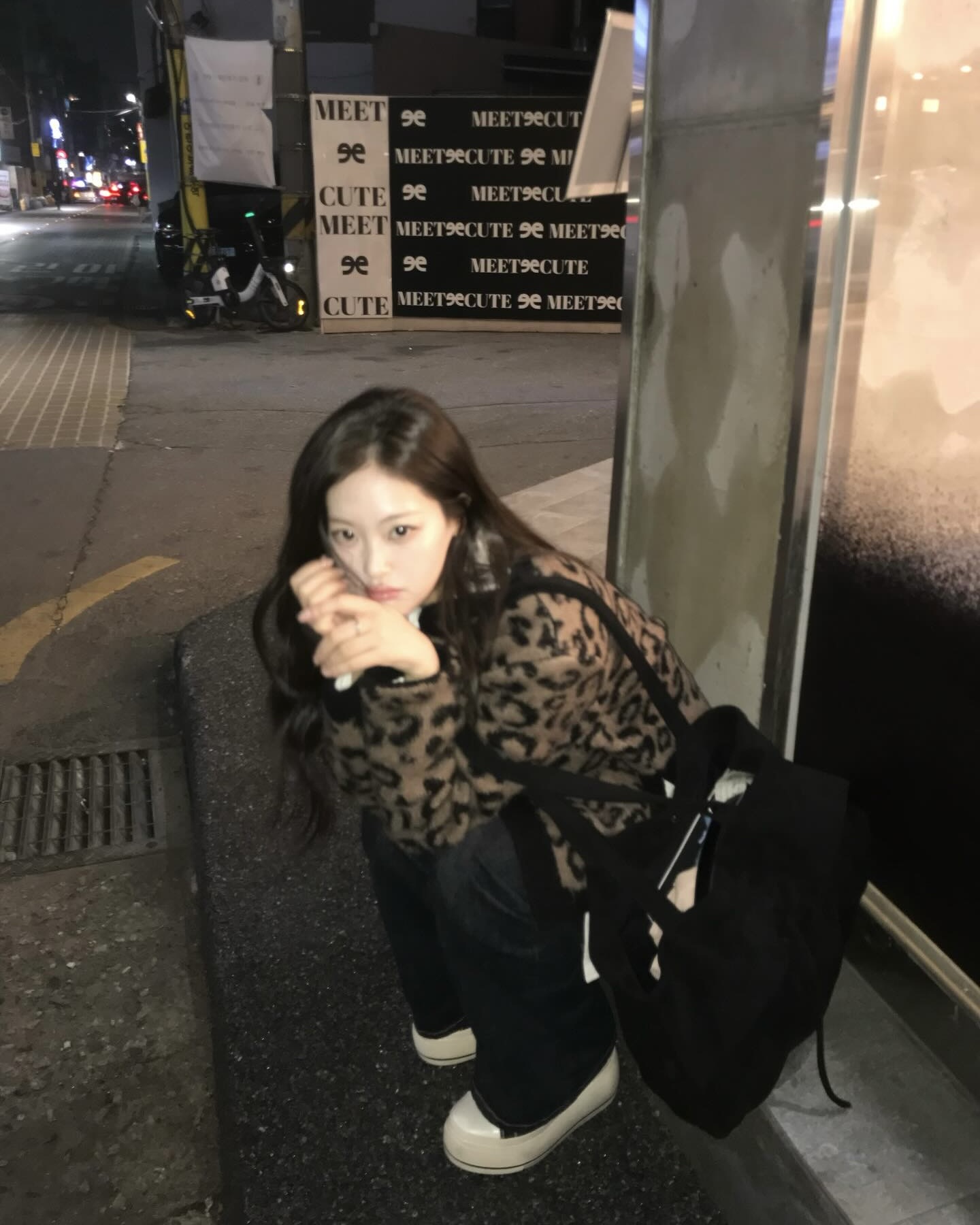 최희진의 자라 5만 원대 가디건🤎
레오파드 패턴 하나로 심심한 간절기 룩에 포인트 주기✨🐾
요즘 같은 날씨에 가볍게 걸치기 좋은 포인트 아우터를 찾고 있다면, 레오파드 가디건을 걸쳐보세요. 슬리브리스와 와이드 데님에 툭 걸치기만 해도 포인트를 더해주는데요.
최희진처럼 가디건에 빅백 하나만 매치해도 간절기 데일리 룩으로 활용하기 좋은 아이템이죠. 가볍게 입기 좋은 가디건 찾는다면, 자라의 가디건 코디 참고해보세요.
- 자라 애니멀 자카드 니트 재킷, 5만 원대 이미지6