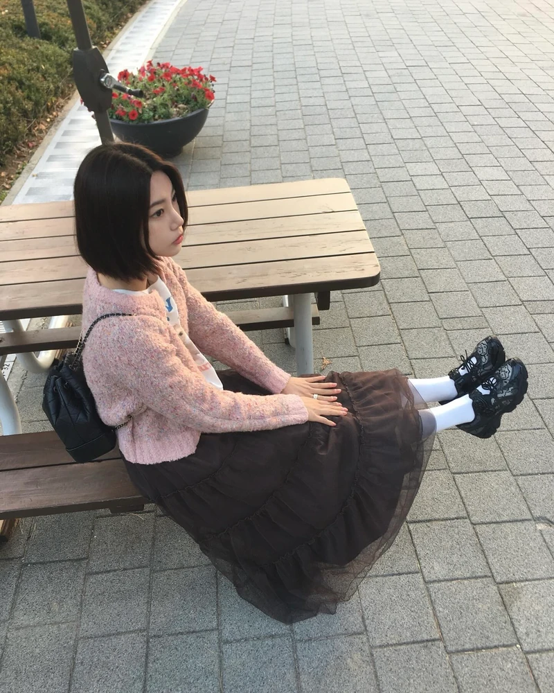 스커트 하나로 분위기 180도 변신✨
과하지 않게, 딱 예쁘게 샤스커트 입는 법 여기서 확인!!🪽👀
종류별 샤스커트 활용법 3가지 참고해 보세요.
1. 샤 미니스커트
미니 샤스커트는 가볍게 퍼지는 텍스처로 풍성한 볼륨과 경쾌한 실루엣을 완성하죠. 프릴 디테일로 입체감을 더하고, 플레어 디자인은 데일리로 활용하기 좋습니다. 블루종이나 니트와 매치해 캐주얼부터 페미닌한 무드까지 다양하게 연출할 수 있죠.
2. 랩 디테일 샤스커트
허리를 감싸는 랩 디자인으로 체형에 맞게 조절이 가능해 슬림한 라인을 연출합니다. 한쪽으로 떨어지는 디테일이 포인트가 되어 페미닌하면서도 세련된 분위기를 더하죠. 특히 셔츠 위에 레이어드하면 감각적인 룩을 완성할 수 있습니다.
3. 샤 롱스커트
맥시 샤 스커트는 가볍게 흐르는 텍스처로 우아하고 여성스러운 실루엣을 강조합니다. 과하지 않은 볼륨감으로 부담 없이 착용할 수 있으며, 가디건이나 니트와 매치하면 부드럽고 내추럴한 무드를 완성할 수 있습니다. 이미지1