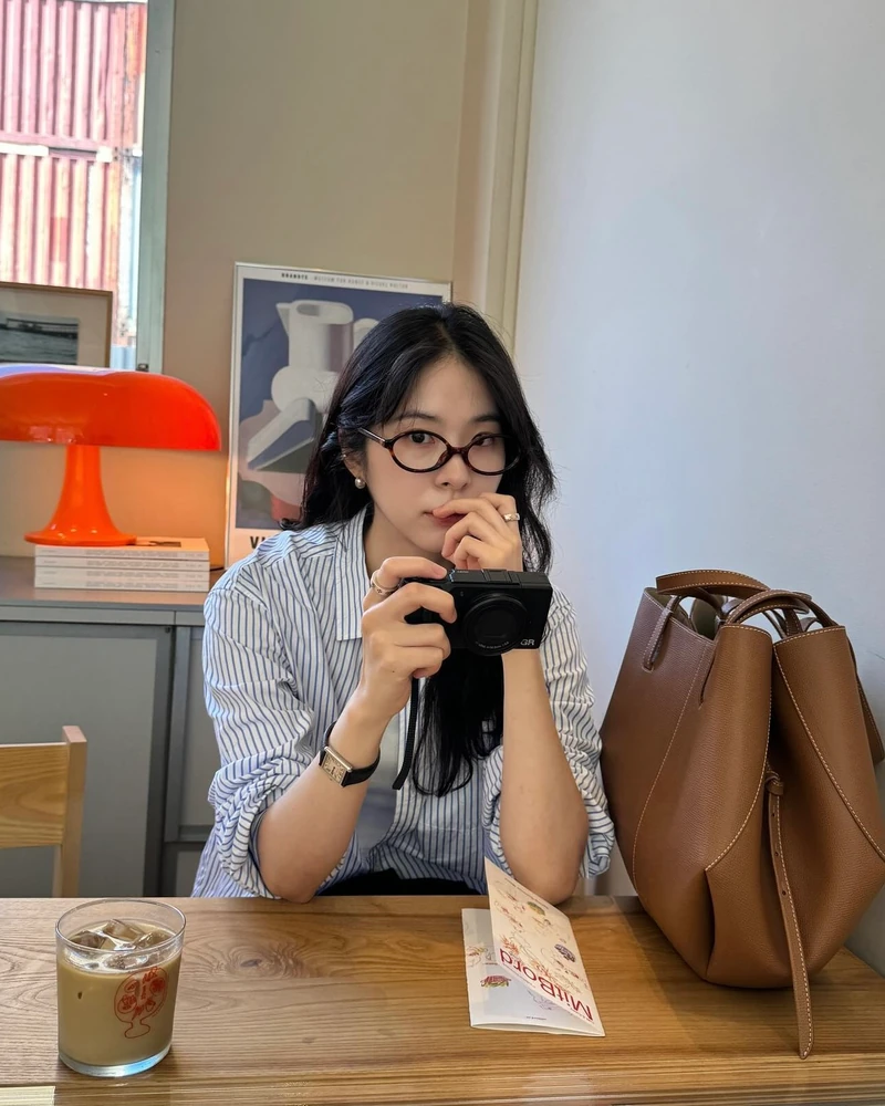 옷이 가벼워질수록 빛나는 효자템✨
서은수 사복에 자주 보인 까르띠에 시계 2가지, 포인트로 딱💁🏻♀️👍🏻
데일리로 착용하기 좋은 서은수 까르띠에 시계 모았습니다.
1. 까르띠에 베누아 워치, 2000만 원대
부드럽게 휘어진 타원형 옐로우 골드 케이스와 바니시 블랙 앨리게이터 가죽 스트랩이 특징인 디자인입니다. 비즈 크라운과 로마 숫자 다이얼, 블루 핸즈 디테일이 더해져 클래식하면서도 여성스러운 무드를 완성합니다.
2. 까르띠에 탱크 머스트 솔라비트 워치, 550만 원대
클래식한 직사각형 케이스와 간결한 다이얼이 돋보이는 아이코닉한 디자인입니다. 실버 마감 다이얼에 로마 숫자와 블루 핸즈 디테일을 더해 단정하면서도 데일리로 착용하기 좋습니다. 이미지6
