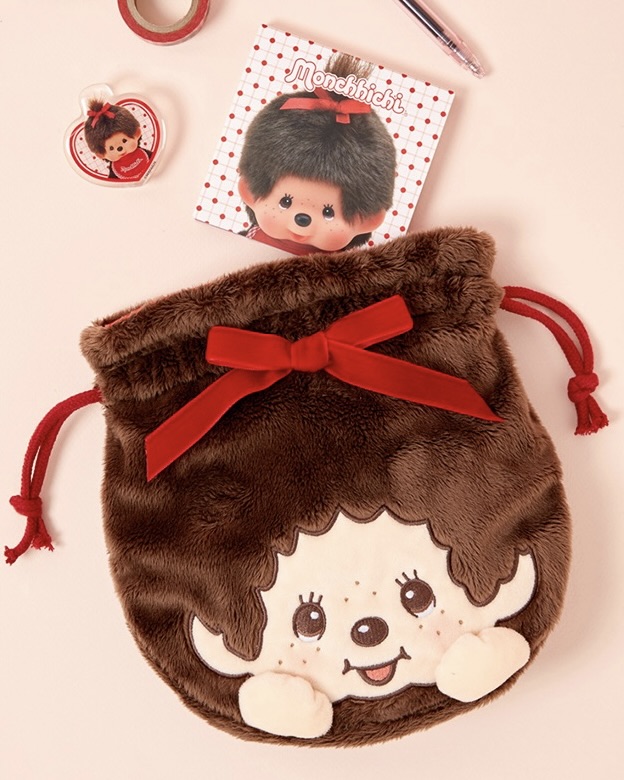 귀여움과 실용성에 두 번 반하는😳
소지품도 몬치치와 함께라면 특별해지니까✨🤎 놓치지마!!
요즘 다양한 곳에서 몬치치를 만나볼 수 있는데요. 텐바이텐 몬치치 스트링 파우치는 3가지 컬러로, 넉넉한 사이즈가 특징입니다. 부드러운 소재와 스트링 디테일을 더해, 끈을 당기면 완성되는 귀여운 꽁지머리가 매력 포인트입니다.
함께 출시된 몬치치 필통은 폭신한 소재와 넉넉한 수납공간으로 학용품부터 화장품, 안경까지 다양하게 보관할 수 있는 실용적인 아이템입니다. 이번 기회에 귀여움과 실용성 모두 갖춘 몬치치 아이템들을 직접 만나보세요.
- 텐바이텐 몬치치 스트링 파우치, 1만 원대
- 텐바이텐 몬치치 필통, 2만 원대 이미지3