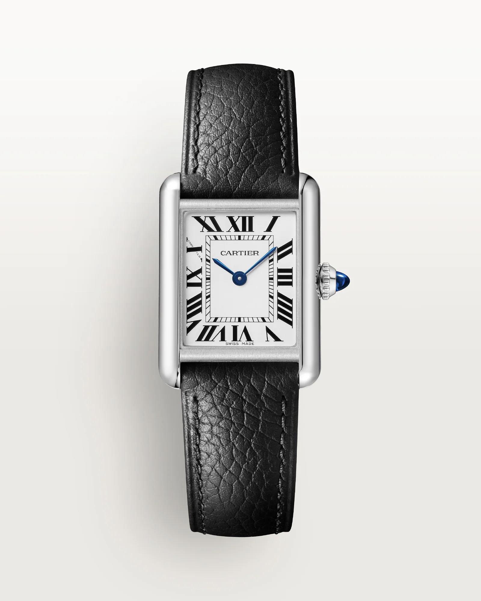 옷이 가벼워질수록 빛나는 효자템✨
서은수 사복에 자주 보인 까르띠에 시계 2가지, 포인트로 딱💁🏻♀️👍🏻
데일리로 착용하기 좋은 서은수 까르띠에 시계 모았습니다.
1. 까르띠에 베누아 워치, 2000만 원대
부드럽게 휘어진 타원형 옐로우 골드 케이스와 바니시 블랙 앨리게이터 가죽 스트랩이 특징인 디자인입니다. 비즈 크라운과 로마 숫자 다이얼, 블루 핸즈 디테일이 더해져 클래식하면서도 여성스러운 무드를 완성합니다.
2. 까르띠에 탱크 머스트 솔라비트 워치, 550만 원대
클래식한 직사각형 케이스와 간결한 다이얼이 돋보이는 아이코닉한 디자인입니다. 실버 마감 다이얼에 로마 숫자와 블루 핸즈 디테일을 더해 단정하면서도 데일리로 착용하기 좋습니다. 이미지9