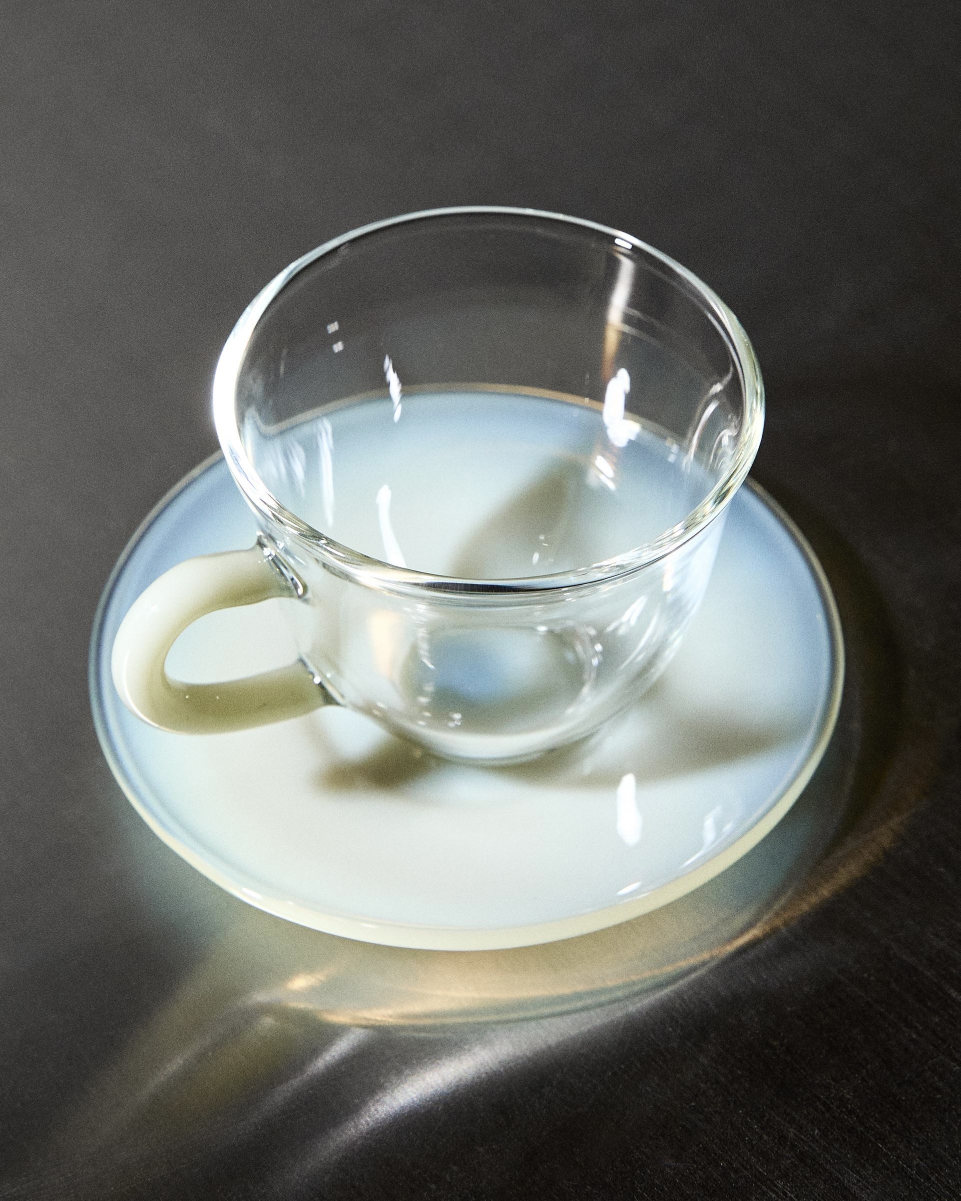 자취생을 위한 자라홈 추천🫧
작은 소품만 바꿔도 분위기가 달라져요🏡🍷
집 꾸미기에 관심 있다면 자라홈 소품을 참고해보세요. 머그나 커피잔, 컬러 스푼처럼 작은 아이템만 더해도 공간 분위기가 훨씬 달라지는데요. 테이블 위에 두는 것만으로도 포인트가 되고, 작은 공간에 가볍게 변화를 주기에도 좋습니다.
작지만 포인트를 줄 수 있는 소품으로 실용성까지 챙길 수 있죠. 집들이 선물이나 감각적인 테이블웨어를 찾고 있다면 자라홈 아이템을 눈여겨보세요. 이미지2