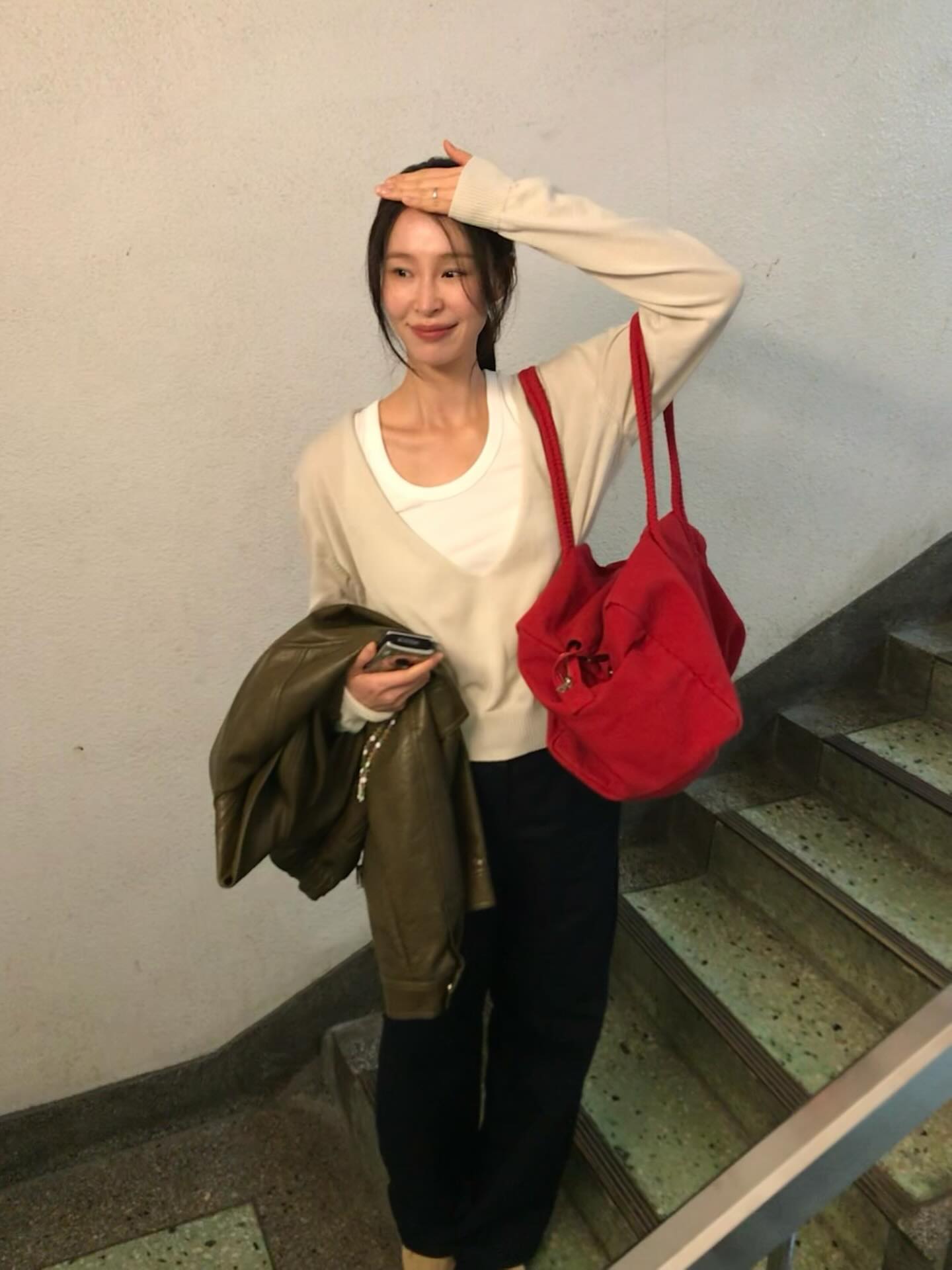 기본 니트도 이렇게 입어봐🌷
무지티나 슬리브리스 하나 더하면 레이어드 완성✨🤍 이미지3