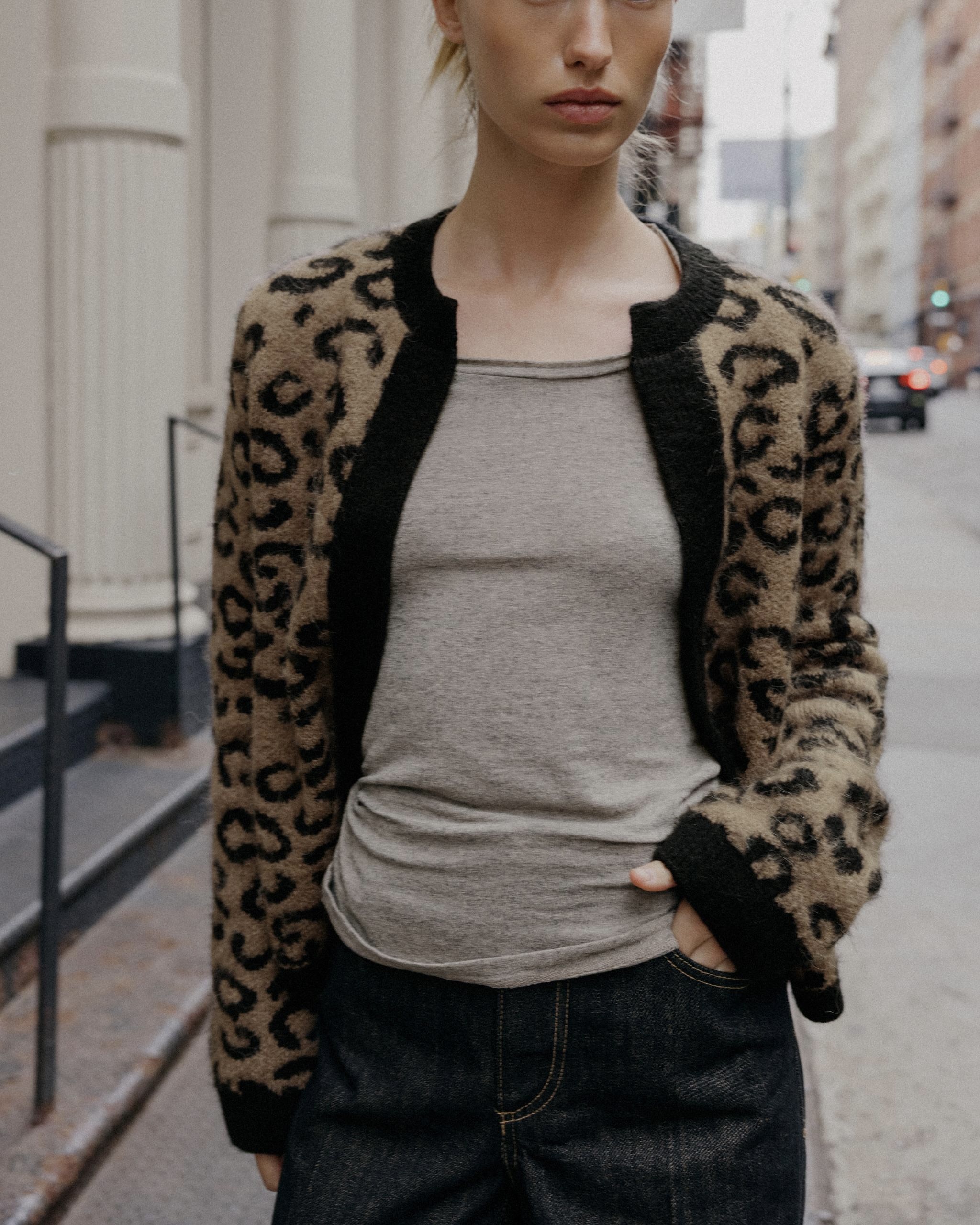 최희진의 자라 5만 원대 가디건🤎
레오파드 패턴 하나로 심심한 간절기 룩에 포인트 주기✨🐾
요즘 같은 날씨에 가볍게 걸치기 좋은 포인트 아우터를 찾고 있다면, 레오파드 가디건을 걸쳐보세요. 슬리브리스와 와이드 데님에 툭 걸치기만 해도 포인트를 더해주는데요.
최희진처럼 가디건에 빅백 하나만 매치해도 간절기 데일리 룩으로 활용하기 좋은 아이템이죠. 가볍게 입기 좋은 가디건 찾는다면, 자라의 가디건 코디 참고해보세요.
- 자라 애니멀 자카드 니트 재킷, 5만 원대 이미지7