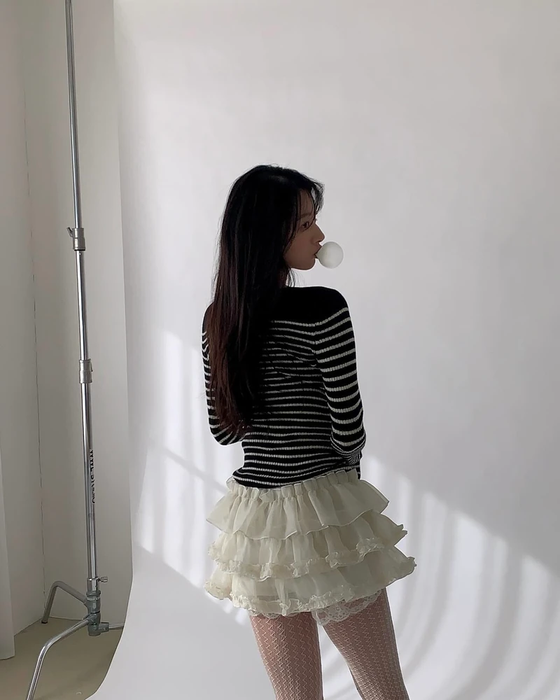스커트 하나로 분위기 180도 변신✨
과하지 않게, 딱 예쁘게 샤스커트 입는 법 여기서 확인!!🪽👀
종류별 샤스커트 활용법 3가지 참고해 보세요.
1. 샤 미니스커트
미니 샤스커트는 가볍게 퍼지는 텍스처로 풍성한 볼륨과 경쾌한 실루엣을 완성하죠. 프릴 디테일로 입체감을 더하고, 플레어 디자인은 데일리로 활용하기 좋습니다. 블루종이나 니트와 매치해 캐주얼부터 페미닌한 무드까지 다양하게 연출할 수 있죠.
2. 랩 디테일 샤스커트
허리를 감싸는 랩 디자인으로 체형에 맞게 조절이 가능해 슬림한 라인을 연출합니다. 한쪽으로 떨어지는 디테일이 포인트가 되어 페미닌하면서도 세련된 분위기를 더하죠. 특히 셔츠 위에 레이어드하면 감각적인 룩을 완성할 수 있습니다.
3. 샤 롱스커트
맥시 샤 스커트는 가볍게 흐르는 텍스처로 우아하고 여성스러운 실루엣을 강조합니다. 과하지 않은 볼륨감으로 부담 없이 착용할 수 있으며, 가디건이나 니트와 매치하면 부드럽고 내추럴한 무드를 완성할 수 있습니다. 이미지2