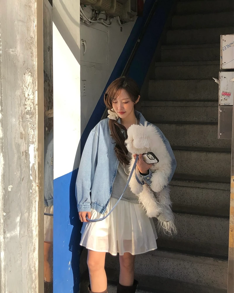 스커트 하나로 분위기 180도 변신✨
과하지 않게, 딱 예쁘게 샤스커트 입는 법 여기서 확인!!🪽👀
종류별 샤스커트 활용법 3가지 참고해 보세요.
1. 샤 미니스커트
미니 샤스커트는 가볍게 퍼지는 텍스처로 풍성한 볼륨과 경쾌한 실루엣을 완성하죠. 프릴 디테일로 입체감을 더하고, 플레어 디자인은 데일리로 활용하기 좋습니다. 블루종이나 니트와 매치해 캐주얼부터 페미닌한 무드까지 다양하게 연출할 수 있죠.
2. 랩 디테일 샤스커트
허리를 감싸는 랩 디자인으로 체형에 맞게 조절이 가능해 슬림한 라인을 연출합니다. 한쪽으로 떨어지는 디테일이 포인트가 되어 페미닌하면서도 세련된 분위기를 더하죠. 특히 셔츠 위에 레이어드하면 감각적인 룩을 완성할 수 있습니다.
3. 샤 롱스커트
맥시 샤 스커트는 가볍게 흐르는 텍스처로 우아하고 여성스러운 실루엣을 강조합니다. 과하지 않은 볼륨감으로 부담 없이 착용할 수 있으며, 가디건이나 니트와 매치하면 부드럽고 내추럴한 무드를 완성할 수 있습니다. 이미지5
