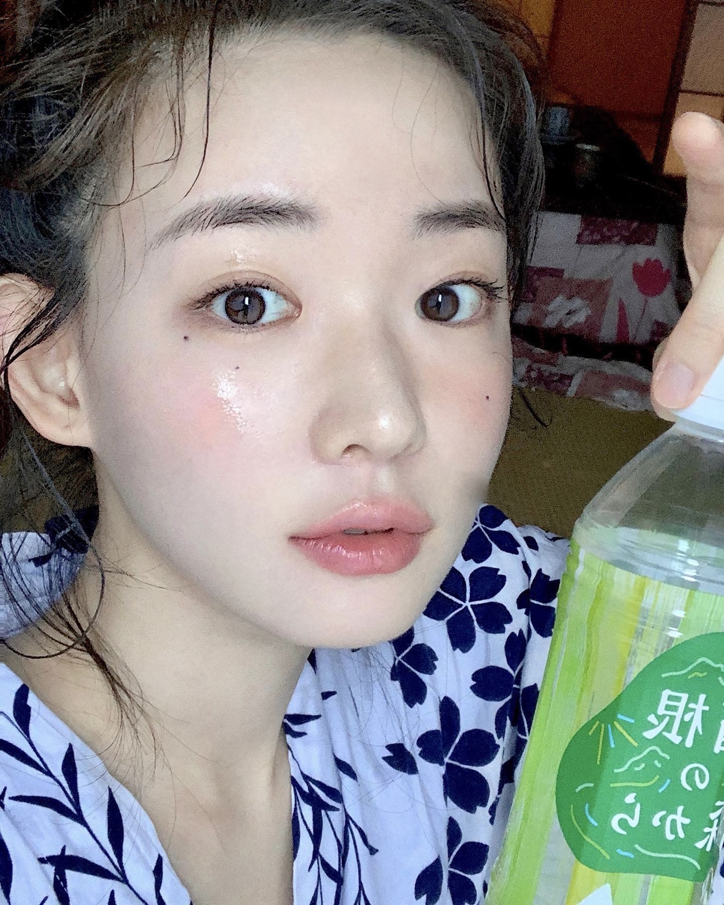 봄맞이 블러셔로 얼굴형 완벽 보정✨
블러셔 위치만 달라도 분위기 180도 변해🧚🏻💡 꿀팁 모아봤어요
얼굴형별 블러셔 위치 4가지, 저장해 두세요.
1. 각진 얼굴
가로 폭이 강조되기 쉬운 각진 얼굴형에는 광대 바깥쪽에서 관자놀이 방향으로 사선으로 올려 세로 라인을 살리는 것이 포인트입니다. 얼굴 폭이 좁아 보이고 인상이 한층 부드러워집니다.
2. 둥근 얼굴
둥근 얼굴형은 광대 바깥쪽에서 관자놀이 방향으로 사선으로 블러셔를 블렌딩해 세로 길이를 강조하는 것이 포인트입니다. 얼굴이 자연스럽게 갸름해 보이며 세련된 이미지를 연출할 수 있습니다.
3. 역삼각형 얼굴
역삼각형 얼굴형은 광대 바깥쪽과 아래쪽을 둥글게 채우듯 블러셔를 발라 하단 볼륨을 보완합니다. 옆으로 넓게 퍼지게 블렌딩하면 시선을 자연스럽게 아래로 분산시킬 수 있습니다.
4. 긴 얼굴
긴 얼굴형은 블러셔를 옆으로 넓게 퍼지게 발라 세로 비율을 줄이는 것이 포인트입니다. 볼 중심에서 코까지 부드럽게 블렌딩하면 얼굴 중앙으로 시선이 모이며 얼굴이 짧아 보이는 효과를 낼 수 있습니다. 이미지4