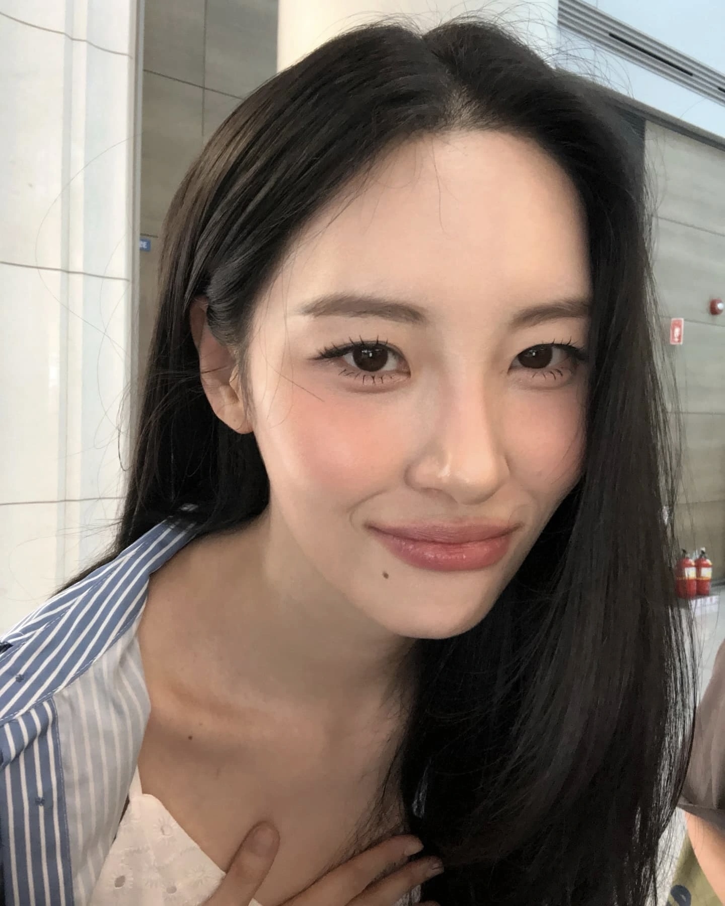 봄맞이 블러셔로 얼굴형 완벽 보정✨
블러셔 위치만 달라도 분위기 180도 변해🧚🏻💡 꿀팁 모아봤어요
얼굴형별 블러셔 위치 4가지, 저장해 두세요.
1. 각진 얼굴
가로 폭이 강조되기 쉬운 각진 얼굴형에는 광대 바깥쪽에서 관자놀이 방향으로 사선으로 올려 세로 라인을 살리는 것이 포인트입니다. 얼굴 폭이 좁아 보이고 인상이 한층 부드러워집니다.
2. 둥근 얼굴
둥근 얼굴형은 광대 바깥쪽에서 관자놀이 방향으로 사선으로 블러셔를 블렌딩해 세로 길이를 강조하는 것이 포인트입니다. 얼굴이 자연스럽게 갸름해 보이며 세련된 이미지를 연출할 수 있습니다.
3. 역삼각형 얼굴
역삼각형 얼굴형은 광대 바깥쪽과 아래쪽을 둥글게 채우듯 블러셔를 발라 하단 볼륨을 보완합니다. 옆으로 넓게 퍼지게 블렌딩하면 시선을 자연스럽게 아래로 분산시킬 수 있습니다.
4. 긴 얼굴
긴 얼굴형은 블러셔를 옆으로 넓게 퍼지게 발라 세로 비율을 줄이는 것이 포인트입니다. 볼 중심에서 코까지 부드럽게 블렌딩하면 얼굴 중앙으로 시선이 모이며 얼굴이 짧아 보이는 효과를 낼 수 있습니다. 이미지7