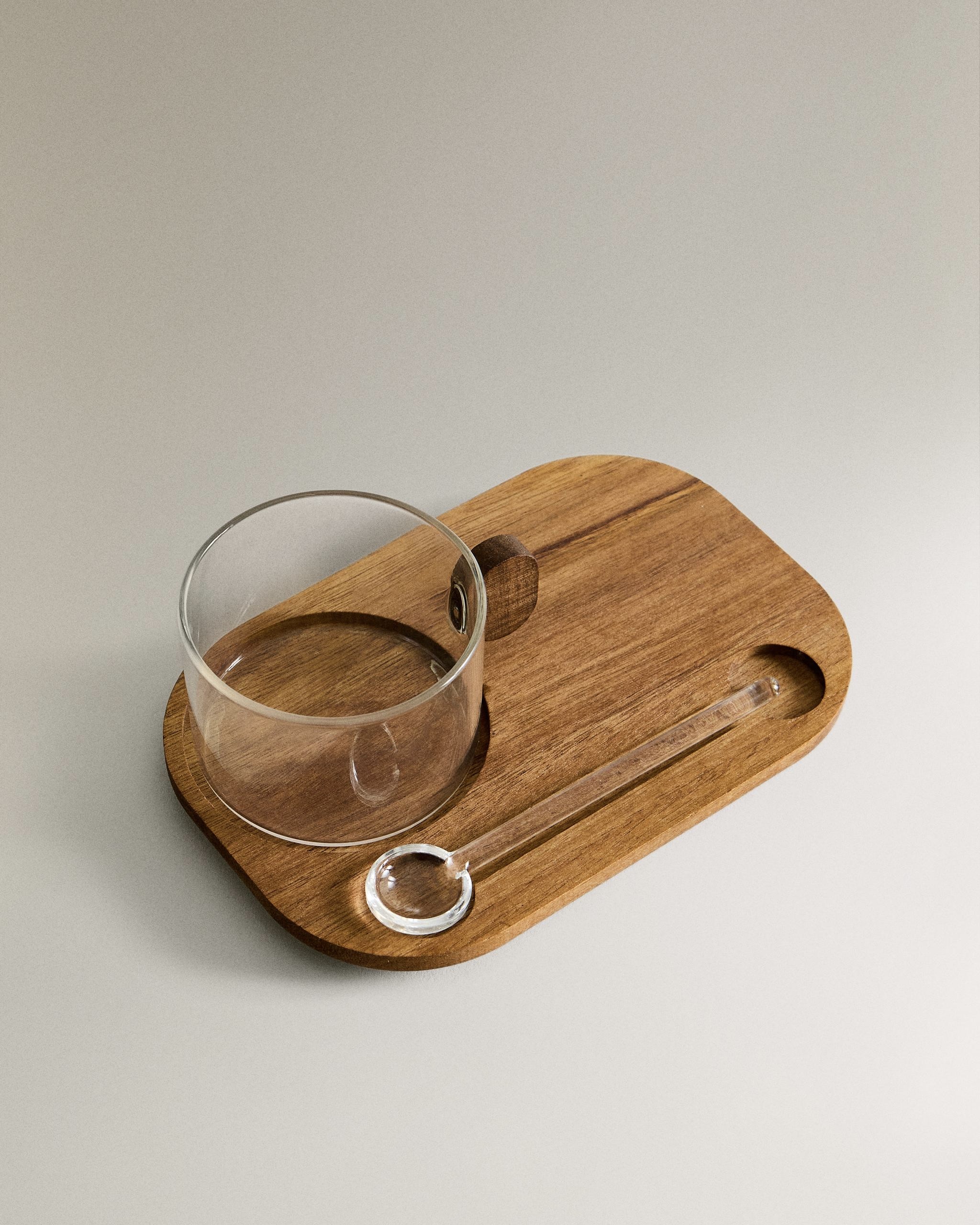 자취생을 위한 자라홈 추천🫧
작은 소품만 바꿔도 분위기가 달라져요🏡🍷
집 꾸미기에 관심 있다면 자라홈 소품을 참고해보세요. 머그나 커피잔, 컬러 스푼처럼 작은 아이템만 더해도 공간 분위기가 훨씬 달라지는데요. 테이블 위에 두는 것만으로도 포인트가 되고, 작은 공간에 가볍게 변화를 주기에도 좋습니다.
작지만 포인트를 줄 수 있는 소품으로 실용성까지 챙길 수 있죠. 집들이 선물이나 감각적인 테이블웨어를 찾고 있다면 자라홈 아이템을 눈여겨보세요. 이미지3