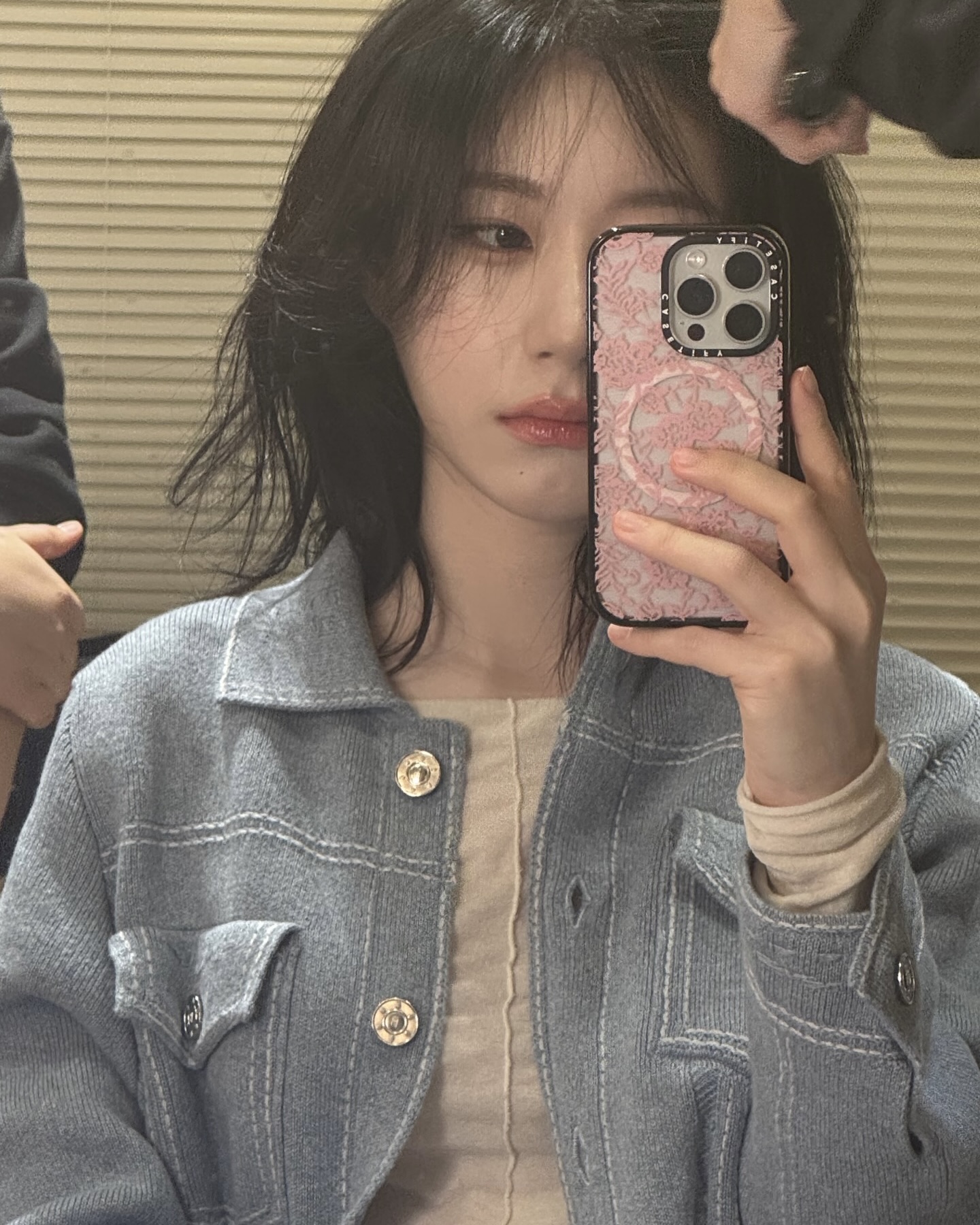 셀럽 픽 이우터 맛집이라고?👀
헤비 아우터는 그만, 가볍고 오래 입을 데일리템은 여기서💁🏻♀️🤍
최근 고윤정부터 채령까지 동일한 자켓을 입었는데요. 바로 브랜드 배리의 시그니처 아이템, 캐시미어와 면 오버사이즈 데님 재킷입니다. 일반 데님과 달리 부드러운 캐시미어 소재를 사용해 오버핏 실루엣에서도 편안한 착용감을 자랑하죠.
여기에 오버스티칭과 포켓 디테일, 금속 단추로 마무리해 심플하면서도 세련된 포인트를 살렸습니다. 미니스커트와 셋업으로 입어 깔끔한 룩을, 조거 팬츠와 매치해 캐주얼한 꾸안꾸룩도 완성할 수 있는 스타일링 활용도 높은 아이템입니다.
- 배리 캐시미어와 면 오버사이즈 데님 재킷, 500만 원대 이미지5