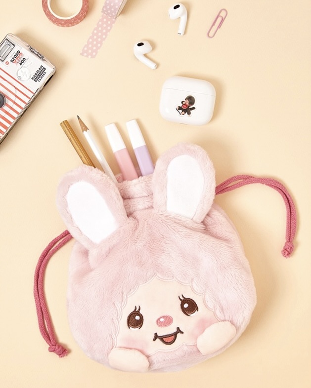 귀여움과 실용성에 두 번 반하는😳
소지품도 몬치치와 함께라면 특별해지니까✨🤎 놓치지마!!
요즘 다양한 곳에서 몬치치를 만나볼 수 있는데요. 텐바이텐 몬치치 스트링 파우치는 3가지 컬러로, 넉넉한 사이즈가 특징입니다. 부드러운 소재와 스트링 디테일을 더해, 끈을 당기면 완성되는 귀여운 꽁지머리가 매력 포인트입니다.
함께 출시된 몬치치 필통은 폭신한 소재와 넉넉한 수납공간으로 학용품부터 화장품, 안경까지 다양하게 보관할 수 있는 실용적인 아이템입니다. 이번 기회에 귀여움과 실용성 모두 갖춘 몬치치 아이템들을 직접 만나보세요.
- 텐바이텐 몬치치 스트링 파우치, 1만 원대
- 텐바이텐 몬치치 필통, 2만 원대 이미지4
