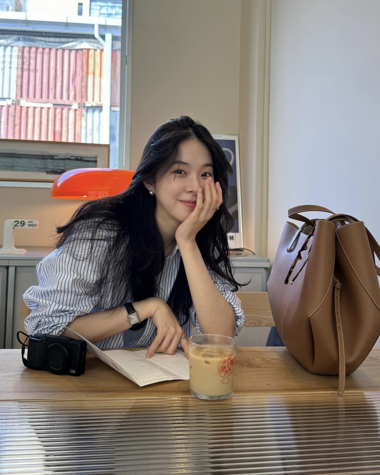 옷이 가벼워질수록 빛나는 효자템✨
서은수 사복에 자주 보인 까르띠에 시계 2가지, 포인트로 딱💁🏻♀️👍🏻
데일리로 착용하기 좋은 서은수 까르띠에 시계 모았습니다.
1. 까르띠에 베누아 워치, 2000만 원대
부드럽게 휘어진 타원형 옐로우 골드 케이스와 바니시 블랙 앨리게이터 가죽 스트랩이 특징인 디자인입니다. 비즈 크라운과 로마 숫자 다이얼, 블루 핸즈 디테일이 더해져 클래식하면서도 여성스러운 무드를 완성합니다.
2. 까르띠에 탱크 머스트 솔라비트 워치, 550만 원대
클래식한 직사각형 케이스와 간결한 다이얼이 돋보이는 아이코닉한 디자인입니다. 실버 마감 다이얼에 로마 숫자와 블루 핸즈 디테일을 더해 단정하면서도 데일리로 착용하기 좋습니다. 이미지5