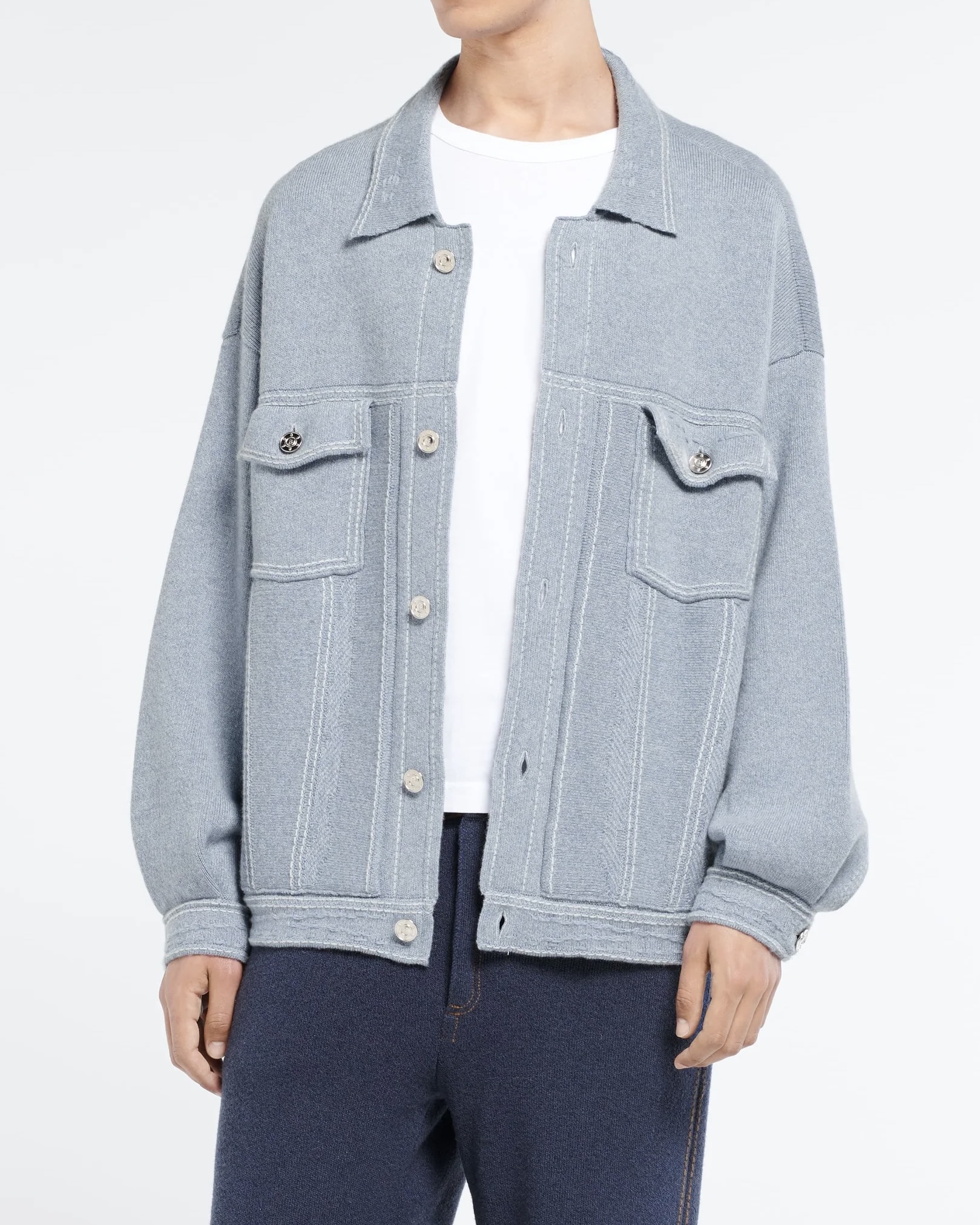 셀럽 픽 이우터 맛집이라고?👀
헤비 아우터는 그만, 가볍고 오래 입을 데일리템은 여기서💁🏻♀️🤍
최근 고윤정부터 채령까지 동일한 자켓을 입었는데요. 바로 브랜드 배리의 시그니처 아이템, 캐시미어와 면 오버사이즈 데님 재킷입니다. 일반 데님과 달리 부드러운 캐시미어 소재를 사용해 오버핏 실루엣에서도 편안한 착용감을 자랑하죠.
여기에 오버스티칭과 포켓 디테일, 금속 단추로 마무리해 심플하면서도 세련된 포인트를 살렸습니다. 미니스커트와 셋업으로 입어 깔끔한 룩을, 조거 팬츠와 매치해 캐주얼한 꾸안꾸룩도 완성할 수 있는 스타일링 활용도 높은 아이템입니다.
- 배리 캐시미어와 면 오버사이즈 데님 재킷, 500만 원대 이미지7