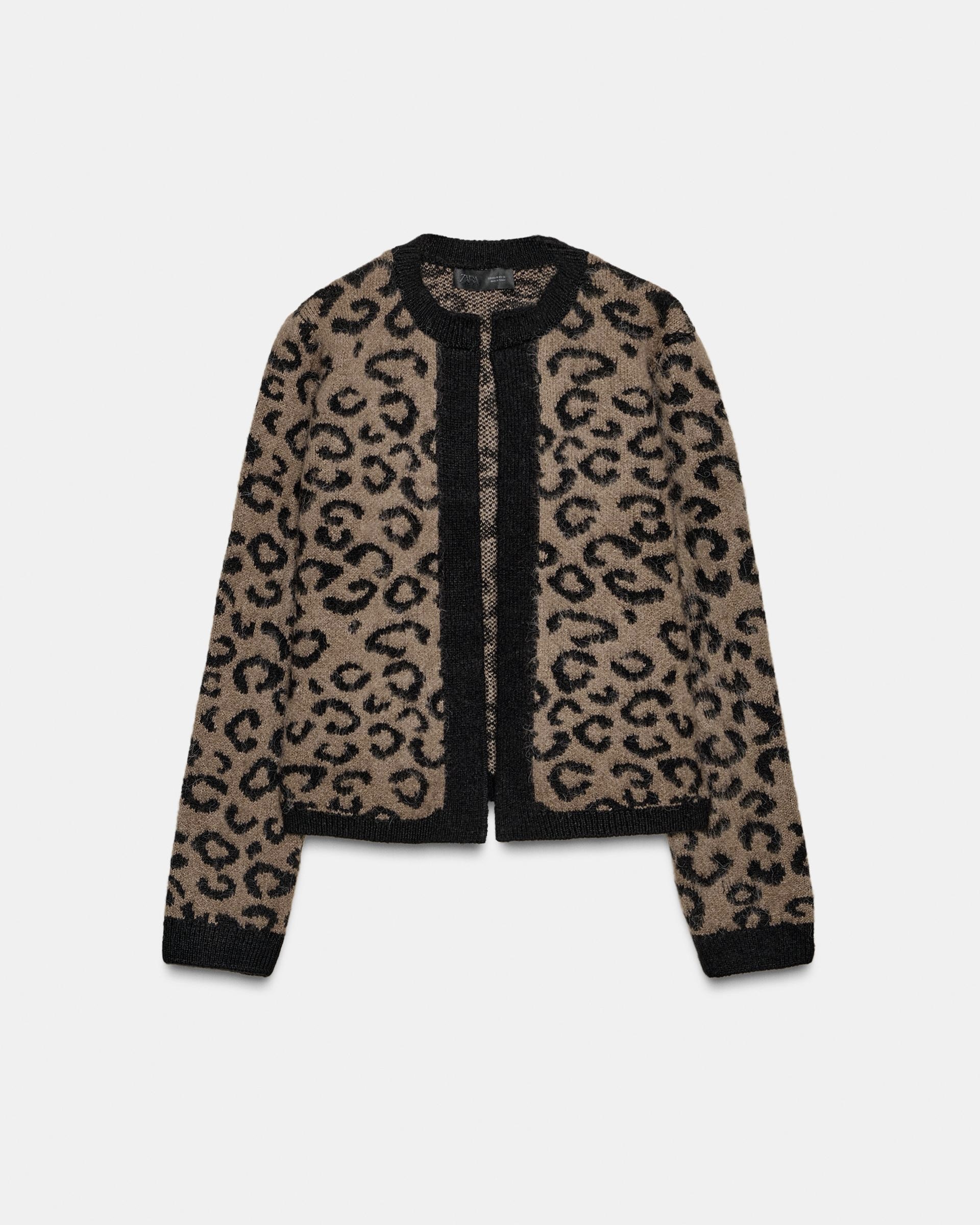 최희진의 자라 5만 원대 가디건🤎
레오파드 패턴 하나로 심심한 간절기 룩에 포인트 주기✨🐾
요즘 같은 날씨에 가볍게 걸치기 좋은 포인트 아우터를 찾고 있다면, 레오파드 가디건을 걸쳐보세요. 슬리브리스와 와이드 데님에 툭 걸치기만 해도 포인트를 더해주는데요.
최희진처럼 가디건에 빅백 하나만 매치해도 간절기 데일리 룩으로 활용하기 좋은 아이템이죠. 가볍게 입기 좋은 가디건 찾는다면, 자라의 가디건 코디 참고해보세요.
- 자라 애니멀 자카드 니트 재킷, 5만 원대 이미지5