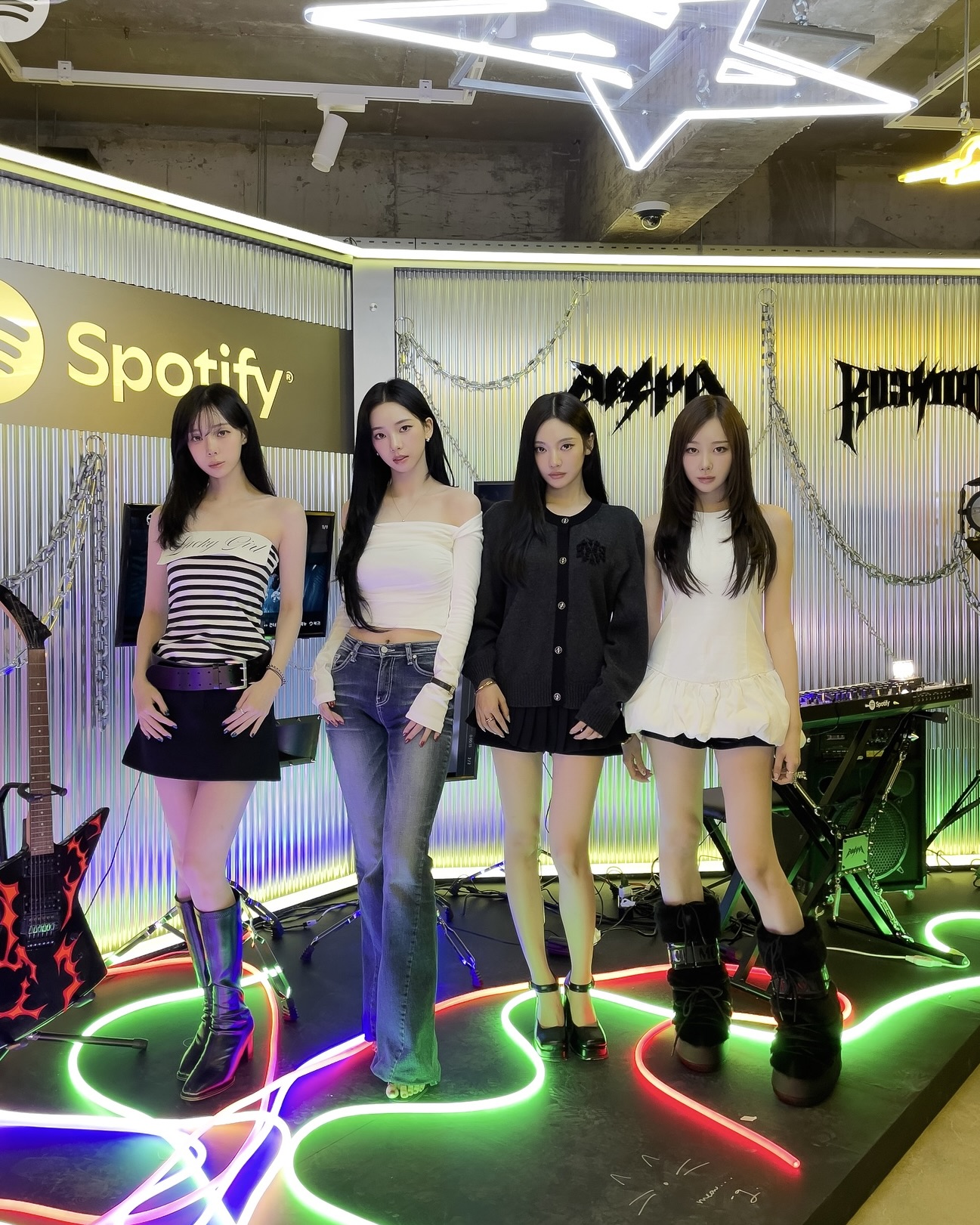 카리나 코디에 빠지지 않는 바지??💙
골반부터 다리 라인까지 완벽 커버하는 부츠컷 데님 참고해 보자✨🪄
카리나가 착용한 부츠컷 데님 팬츠 2가지 모았습니다.
1. 카인다미 골반볼륨업 중진청 절개 와이드 부츠컷, 7만 원대
자체 개발한 골반 패드가 내장되어 라인을 자연스럽게 보완하고, 핀턱과 사선 워싱으로 입체적인 핏을 살린 와이드 부츠컷 데님 팬츠입니다. 세로 슬러브 워싱으로 다리가 길어 보이면서도 빈티지하고 페미닌한 무드를 연출할 수 있는 아이템이죠.
2. 시너진 캣 워싱 데님 팬츠, 10만 원대
주름진 캣 워싱이 돋보이는 미디 웨이스트 부츠컷 팬츠로, 적당한 신축성으로 힙과 허리를 자연스럽게 잡아줍니다. 아래로 갈수록 퍼지는 부츠컷 실루엣과 세로 워싱 디테일이 다리를 길어 보이게 하며, 캐주얼하면서도 세련된 스타일을 완성하죠. 이미지6