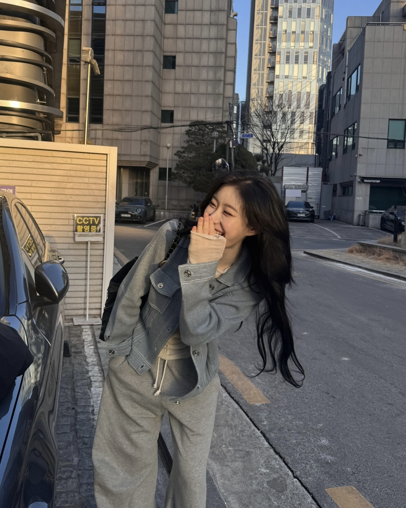 셀럽 픽 이우터 맛집이라고?👀
헤비 아우터는 그만, 가볍고 오래 입을 데일리템은 여기서💁🏻♀️🤍
최근 고윤정부터 채령까지 동일한 자켓을 입었는데요. 바로 브랜드 배리의 시그니처 아이템, 캐시미어와 면 오버사이즈 데님 재킷입니다. 일반 데님과 달리 부드러운 캐시미어 소재를 사용해 오버핏 실루엣에서도 편안한 착용감을 자랑하죠.
여기에 오버스티칭과 포켓 디테일, 금속 단추로 마무리해 심플하면서도 세련된 포인트를 살렸습니다. 미니스커트와 셋업으로 입어 깔끔한 룩을, 조거 팬츠와 매치해 캐주얼한 꾸안꾸룩도 완성할 수 있는 스타일링 활용도 높은 아이템입니다.
- 배리 캐시미어와 면 오버사이즈 데님 재킷, 500만 원대 이미지4