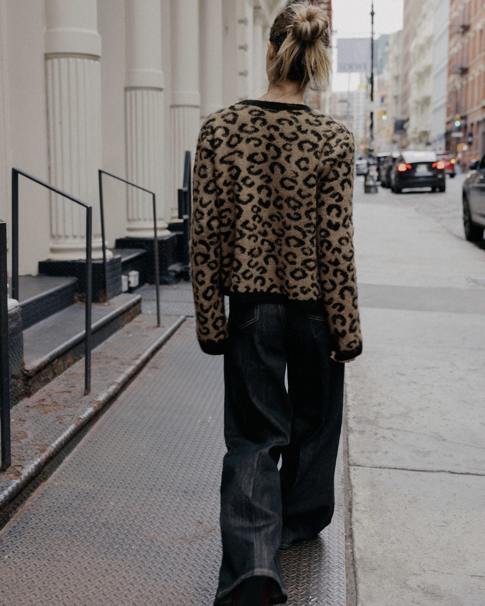 최희진의 자라 5만 원대 가디건🤎
레오파드 패턴 하나로 심심한 간절기 룩에 포인트 주기✨🐾
요즘 같은 날씨에 가볍게 걸치기 좋은 포인트 아우터를 찾고 있다면, 레오파드 가디건을 걸쳐보세요. 슬리브리스와 와이드 데님에 툭 걸치기만 해도 포인트를 더해주는데요.
최희진처럼 가디건에 빅백 하나만 매치해도 간절기 데일리 룩으로 활용하기 좋은 아이템이죠. 가볍게 입기 좋은 가디건 찾는다면, 자라의 가디건 코디 참고해보세요.
- 자라 애니멀 자카드 니트 재킷, 5만 원대 이미지4
