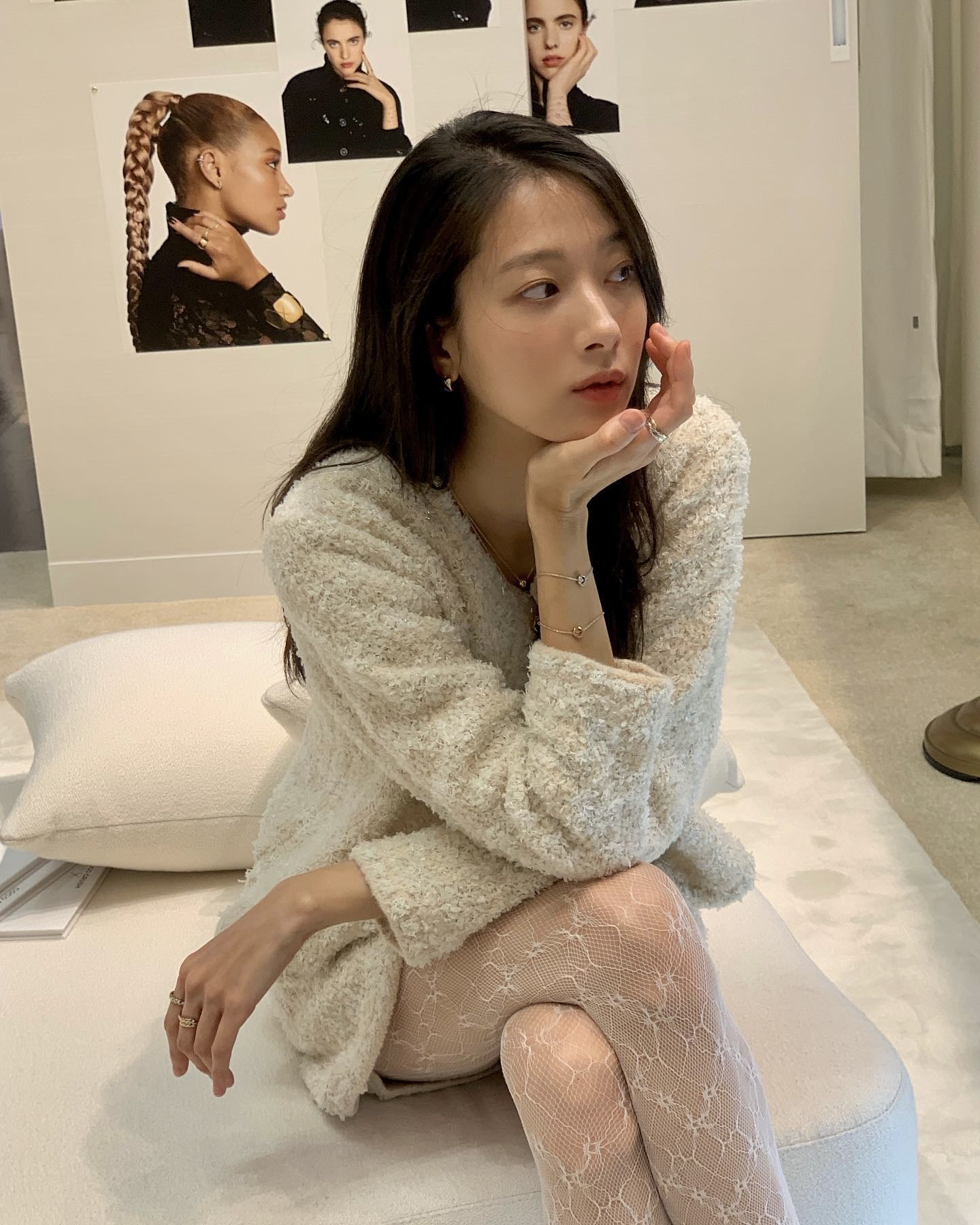 요즘엔 다리도 패션인 거 알죠?😉
레이스 스타킹으로 페미닌, 러블리, 세련미✨🥀 세 박자 완성!!
평소 스타일이 단조롭게 느껴진다면, 레이스 스타킹으로 변화를 줘보세요. 요즘 트렌드는 단순한 스타킹을 넘어 개성을 살리는 디테일과 컬러 조합이 핵심으로 떠오르고 있습니다.
꽃과 리본 등 다양한 패턴과 컬러 디테일이 페미닌한 분위기를 살리면서 룩에 매력을 더합니다. 특히 무채색 코디와 매치하면 시크하고 세련된 무드를 연출할 수 있죠. 이번 시즌, 레이스 스타킹으로 룩에 감각적인 포인트를 더해보세요. 이미지10