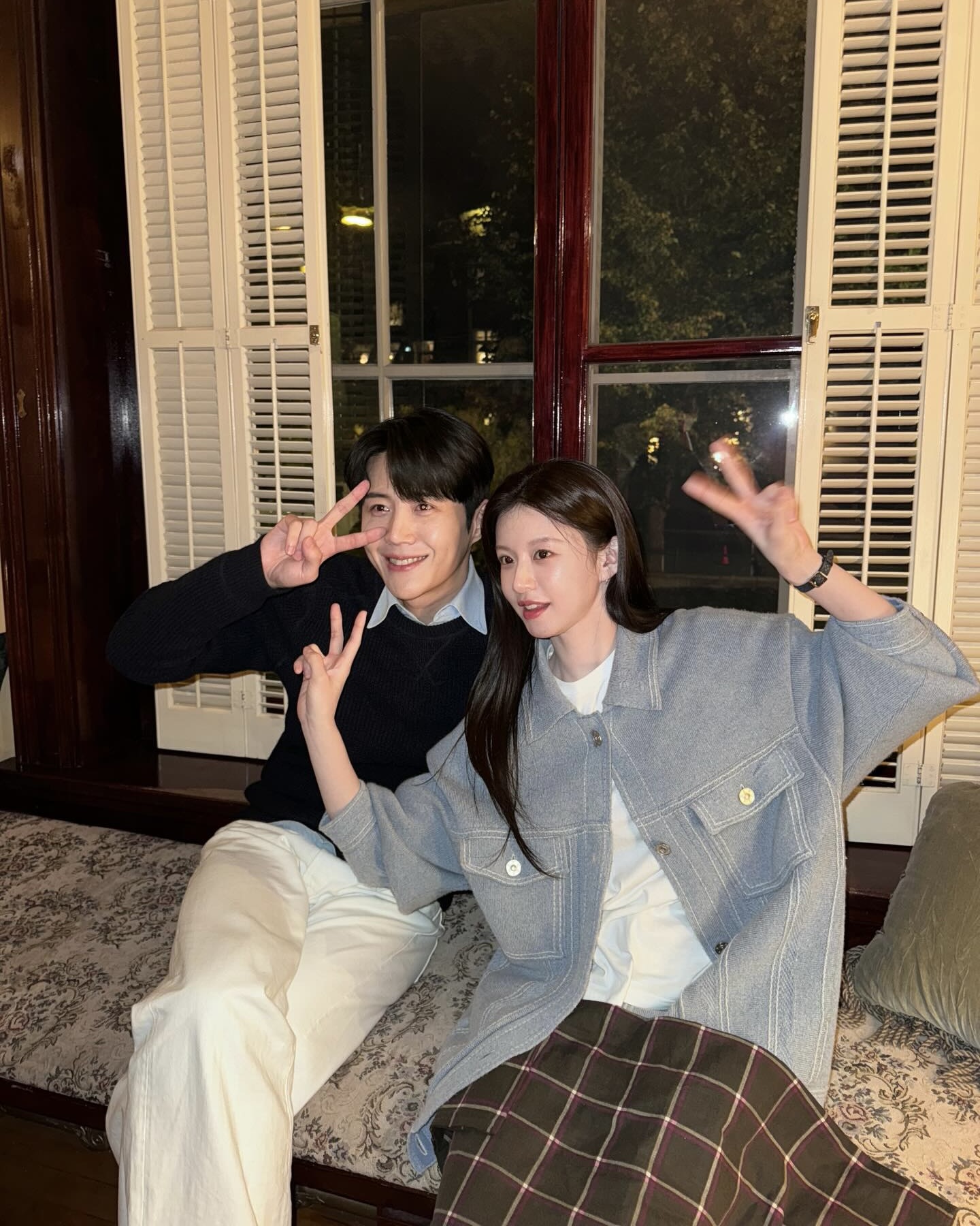 셀럽 픽 이우터 맛집이라고?👀
헤비 아우터는 그만, 가볍고 오래 입을 데일리템은 여기서💁🏻♀️🤍
최근 고윤정부터 채령까지 동일한 자켓을 입었는데요. 바로 브랜드 배리의 시그니처 아이템, 캐시미어와 면 오버사이즈 데님 재킷입니다. 일반 데님과 달리 부드러운 캐시미어 소재를 사용해 오버핏 실루엣에서도 편안한 착용감을 자랑하죠.
여기에 오버스티칭과 포켓 디테일, 금속 단추로 마무리해 심플하면서도 세련된 포인트를 살렸습니다. 미니스커트와 셋업으로 입어 깔끔한 룩을, 조거 팬츠와 매치해 캐주얼한 꾸안꾸룩도 완성할 수 있는 스타일링 활용도 높은 아이템입니다.
- 배리 캐시미어와 면 오버사이즈 데님 재킷, 500만 원대 이미지2