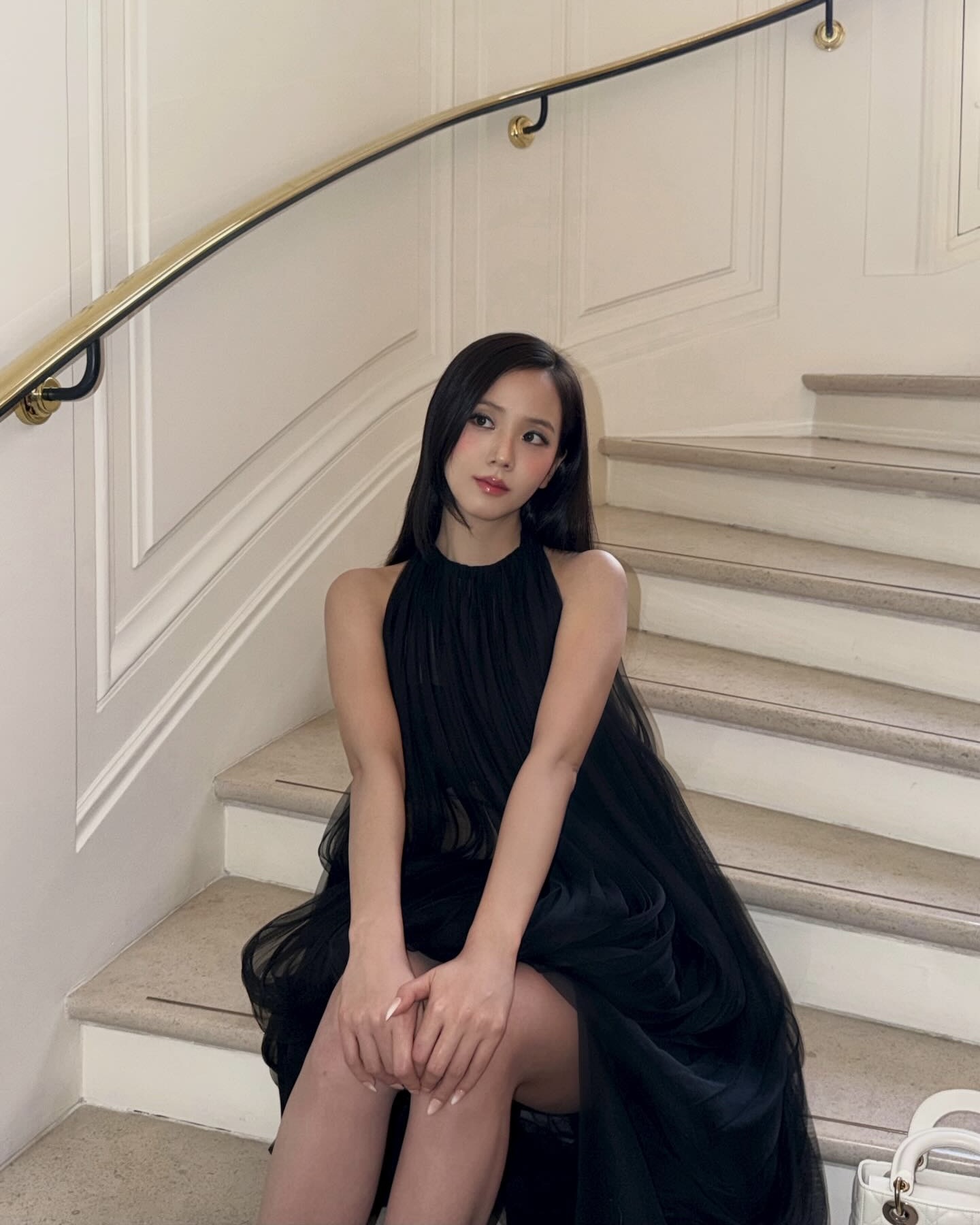 봄맞이 블러셔로 얼굴형 완벽 보정✨
블러셔 위치만 달라도 분위기 180도 변해🧚🏻💡 꿀팁 모아봤어요
얼굴형별 블러셔 위치 4가지, 저장해 두세요.
1. 각진 얼굴
가로 폭이 강조되기 쉬운 각진 얼굴형에는 광대 바깥쪽에서 관자놀이 방향으로 사선으로 올려 세로 라인을 살리는 것이 포인트입니다. 얼굴 폭이 좁아 보이고 인상이 한층 부드러워집니다.
2. 둥근 얼굴
둥근 얼굴형은 광대 바깥쪽에서 관자놀이 방향으로 사선으로 블러셔를 블렌딩해 세로 길이를 강조하는 것이 포인트입니다. 얼굴이 자연스럽게 갸름해 보이며 세련된 이미지를 연출할 수 있습니다.
3. 역삼각형 얼굴
역삼각형 얼굴형은 광대 바깥쪽과 아래쪽을 둥글게 채우듯 블러셔를 발라 하단 볼륨을 보완합니다. 옆으로 넓게 퍼지게 블렌딩하면 시선을 자연스럽게 아래로 분산시킬 수 있습니다.
4. 긴 얼굴
긴 얼굴형은 블러셔를 옆으로 넓게 퍼지게 발라 세로 비율을 줄이는 것이 포인트입니다. 볼 중심에서 코까지 부드럽게 블렌딩하면 얼굴 중앙으로 시선이 모이며 얼굴이 짧아 보이는 효과를 낼 수 있습니다. 이미지3