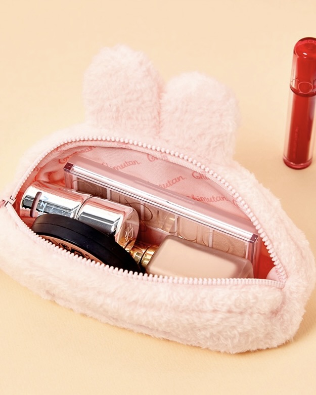 귀여움과 실용성에 두 번 반하는😳
소지품도 몬치치와 함께라면 특별해지니까✨🤎 놓치지마!!
요즘 다양한 곳에서 몬치치를 만나볼 수 있는데요. 텐바이텐 몬치치 스트링 파우치는 3가지 컬러로, 넉넉한 사이즈가 특징입니다. 부드러운 소재와 스트링 디테일을 더해, 끈을 당기면 완성되는 귀여운 꽁지머리가 매력 포인트입니다.
함께 출시된 몬치치 필통은 폭신한 소재와 넉넉한 수납공간으로 학용품부터 화장품, 안경까지 다양하게 보관할 수 있는 실용적인 아이템입니다. 이번 기회에 귀여움과 실용성 모두 갖춘 몬치치 아이템들을 직접 만나보세요.
- 텐바이텐 몬치치 스트링 파우치, 1만 원대
- 텐바이텐 몬치치 필통, 2만 원대 이미지10