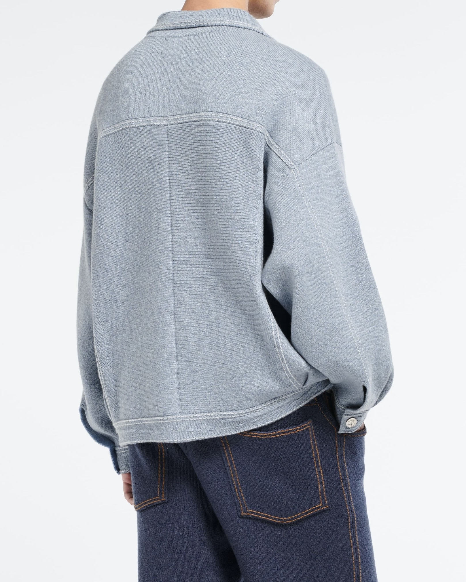 셀럽 픽 이우터 맛집이라고?👀
헤비 아우터는 그만, 가볍고 오래 입을 데일리템은 여기서💁🏻♀️🤍
최근 고윤정부터 채령까지 동일한 자켓을 입었는데요. 바로 브랜드 배리의 시그니처 아이템, 캐시미어와 면 오버사이즈 데님 재킷입니다. 일반 데님과 달리 부드러운 캐시미어 소재를 사용해 오버핏 실루엣에서도 편안한 착용감을 자랑하죠.
여기에 오버스티칭과 포켓 디테일, 금속 단추로 마무리해 심플하면서도 세련된 포인트를 살렸습니다. 미니스커트와 셋업으로 입어 깔끔한 룩을, 조거 팬츠와 매치해 캐주얼한 꾸안꾸룩도 완성할 수 있는 스타일링 활용도 높은 아이템입니다.
- 배리 캐시미어와 면 오버사이즈 데님 재킷, 500만 원대 이미지8