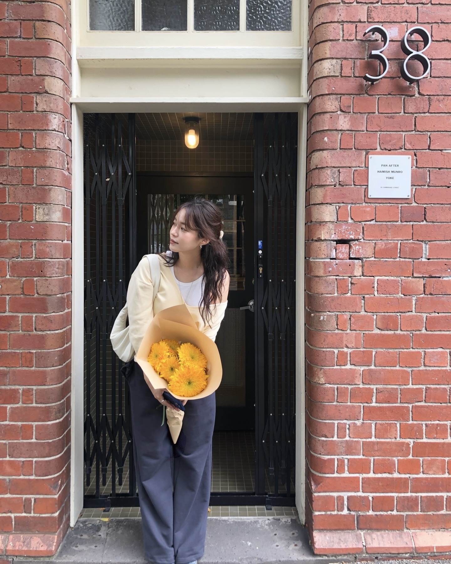 기본 니트도 이렇게 입어봐🌷
무지티나 슬리브리스 하나 더하면 레이어드 완성✨🤍 이미지5