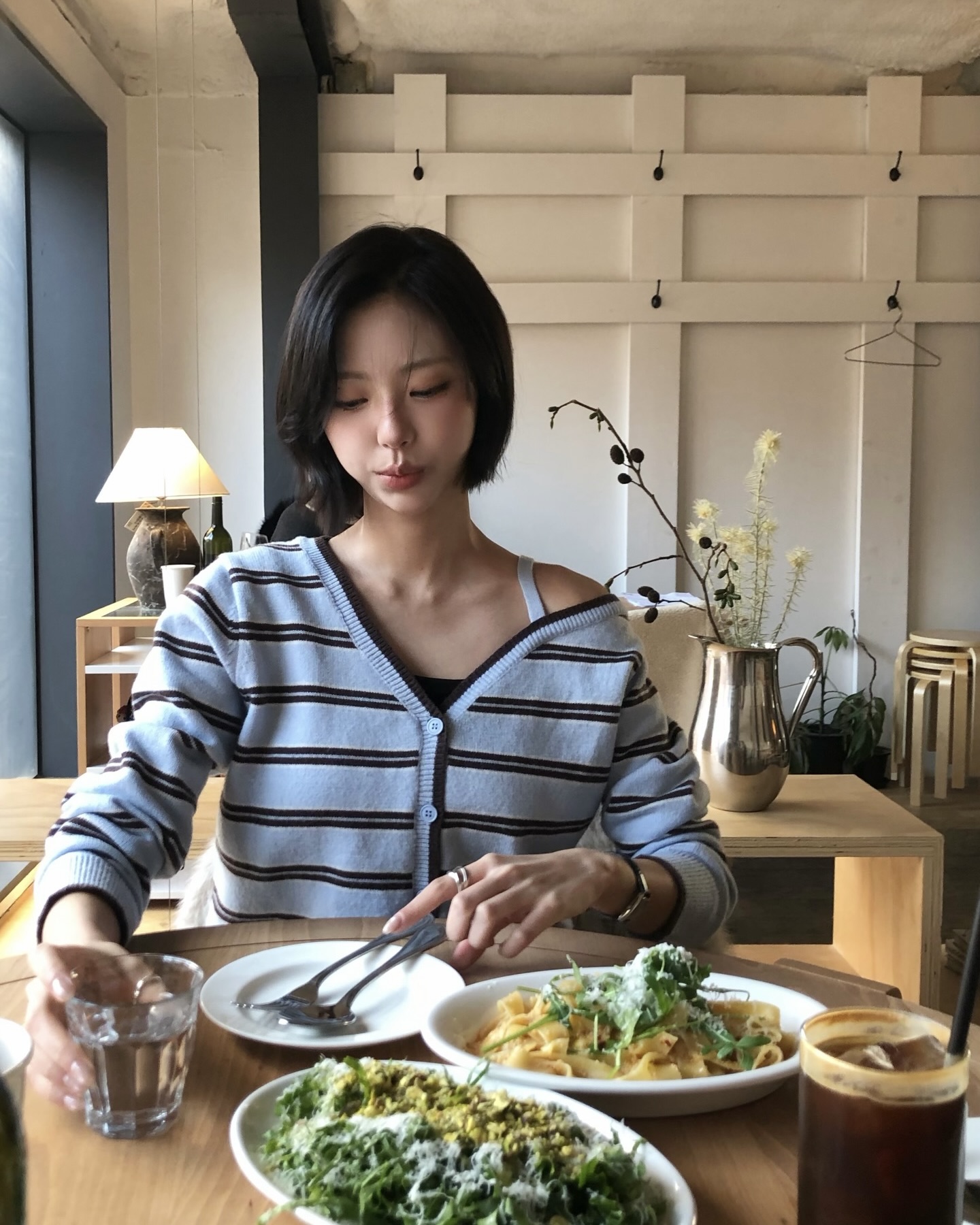 앞으로 유용할 봄 가디건 찾나요??🔍
셀럽들 사복에 자주 보이는 이유, 같이 확인해 봐요🤎💁🏻♀️
유독 셀럽 사복에서 자주 보이는 이 가디건은 로라로라 원 오프 숄더 스트라이프 울 블렌드 가디건입니다. 클래식한 스트라이프 패턴과 한쪽 어깨가 자연스럽게 드러나는 비대칭 실루엣으로, 여성스러운 무드를 살려주는 원 숄더 디자인이죠.
섬세한 자수 디테일이 은은한 포인트를 더하며, 이너 스트랩 디테일로 흘러내림 없이 편안하게 착용할 수 있습니다. 데님과 매치하면 캐주얼한 데일리룩으로, 스커트와 입으면 데이트 룩으로도 활용하기 좋은 가디건이니 참고해 보세요.
- 로라로라 원 오프 숄더 스트라이프 울 블렌드 가디건, 8만 원대 이미지2