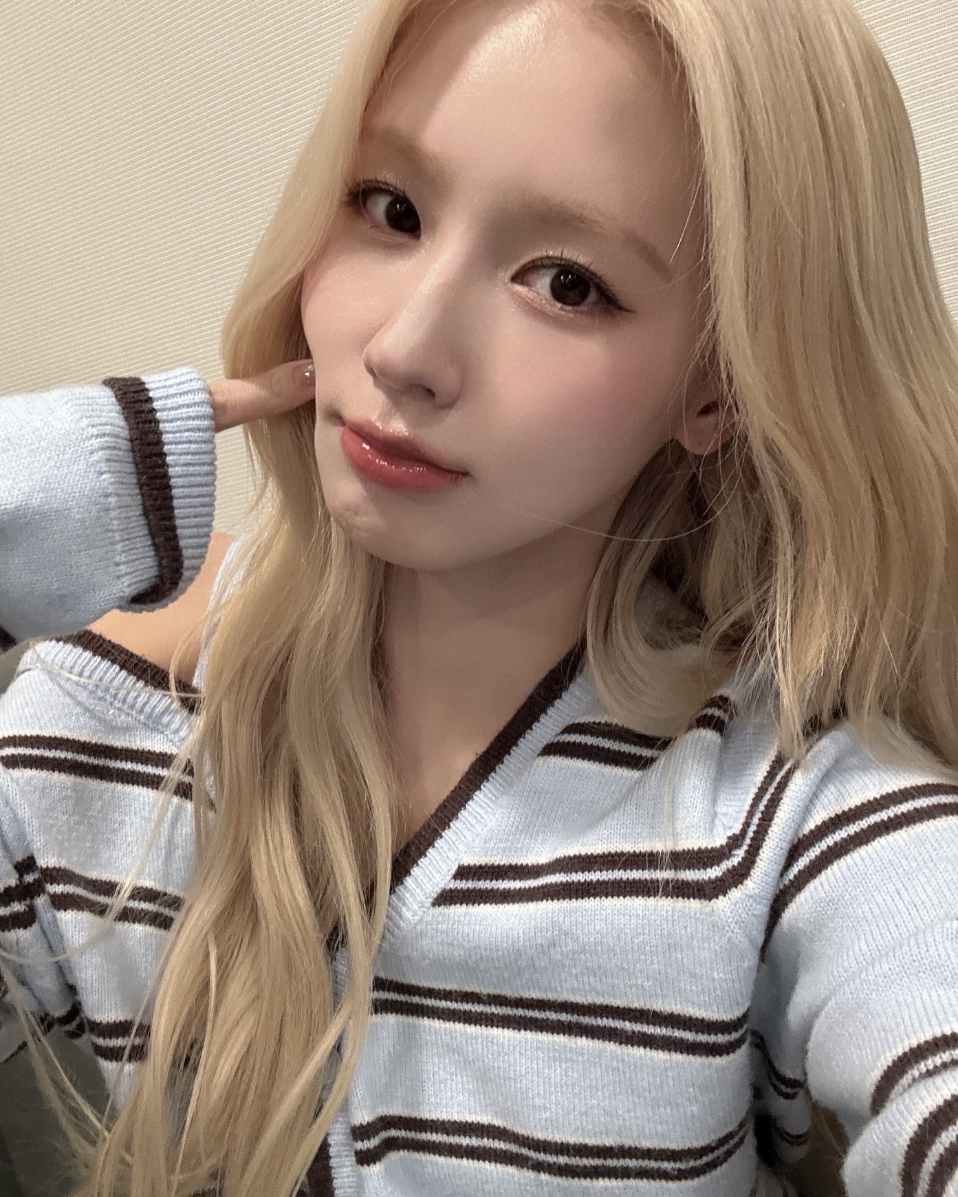 앞으로 유용할 봄 가디건 찾나요??🔍
셀럽들 사복에 자주 보이는 이유, 같이 확인해 봐요🤎💁🏻♀️
유독 셀럽 사복에서 자주 보이는 이 가디건은 로라로라 원 오프 숄더 스트라이프 울 블렌드 가디건입니다. 클래식한 스트라이프 패턴과 한쪽 어깨가 자연스럽게 드러나는 비대칭 실루엣으로, 여성스러운 무드를 살려주는 원 숄더 디자인이죠.
섬세한 자수 디테일이 은은한 포인트를 더하며, 이너 스트랩 디테일로 흘러내림 없이 편안하게 착용할 수 있습니다. 데님과 매치하면 캐주얼한 데일리룩으로, 스커트와 입으면 데이트 룩으로도 활용하기 좋은 가디건이니 참고해 보세요.
- 로라로라 원 오프 숄더 스트라이프 울 블렌드 가디건, 8만 원대 이미지4