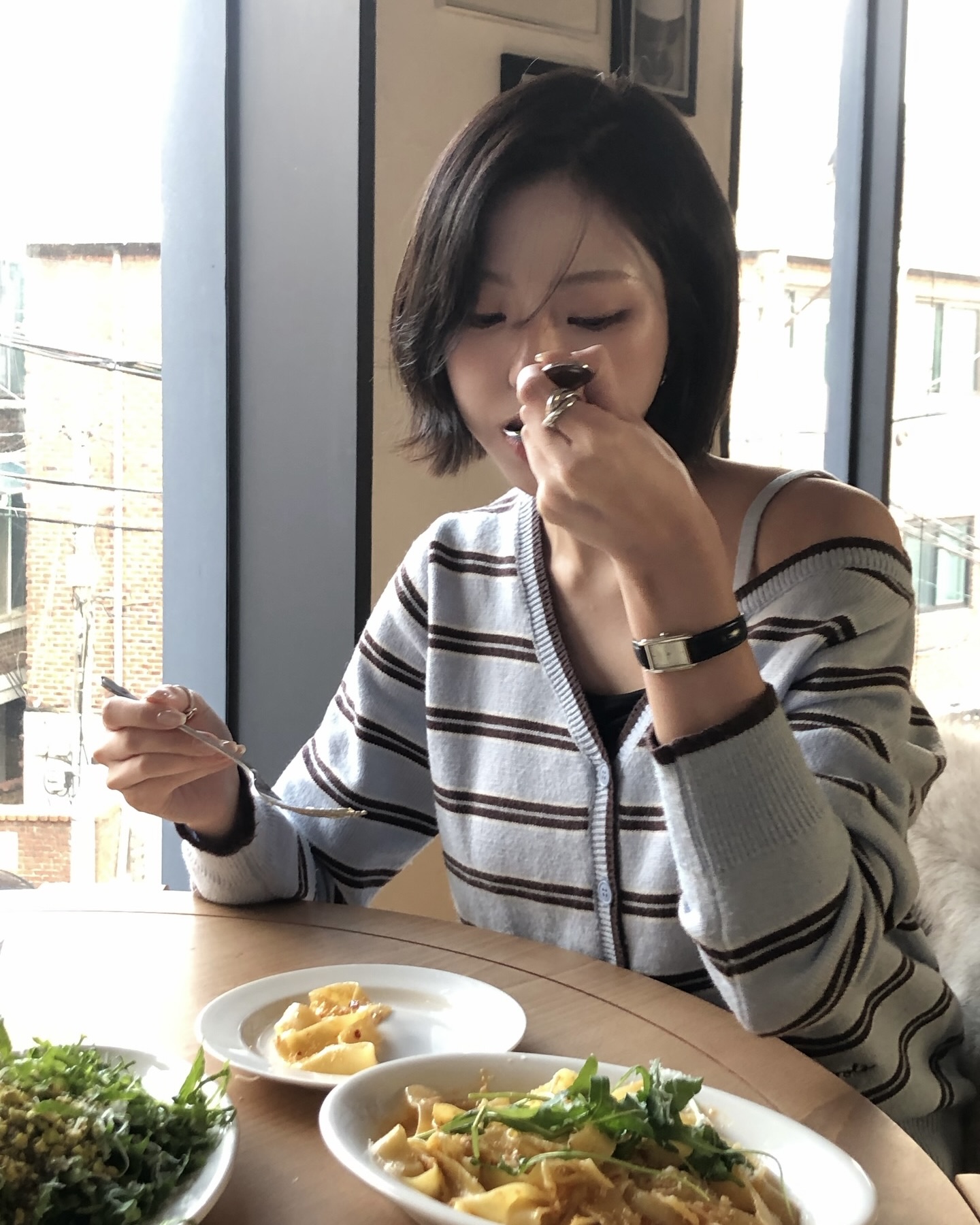 앞으로 유용할 봄 가디건 찾나요??🔍
셀럽들 사복에 자주 보이는 이유, 같이 확인해 봐요🤎💁🏻♀️
유독 셀럽 사복에서 자주 보이는 이 가디건은 로라로라 원 오프 숄더 스트라이프 울 블렌드 가디건입니다. 클래식한 스트라이프 패턴과 한쪽 어깨가 자연스럽게 드러나는 비대칭 실루엣으로, 여성스러운 무드를 살려주는 원 숄더 디자인이죠.
섬세한 자수 디테일이 은은한 포인트를 더하며, 이너 스트랩 디테일로 흘러내림 없이 편안하게 착용할 수 있습니다. 데님과 매치하면 캐주얼한 데일리룩으로, 스커트와 입으면 데이트 룩으로도 활용하기 좋은 가디건이니 참고해 보세요.
- 로라로라 원 오프 숄더 스트라이프 울 블렌드 가디건, 8만 원대 이미지3