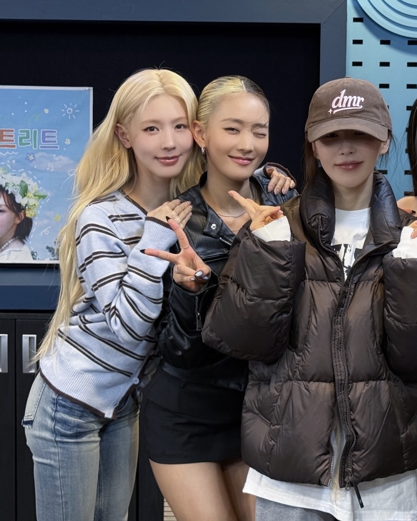 앞으로 유용할 봄 가디건 찾나요??🔍
셀럽들 사복에 자주 보이는 이유, 같이 확인해 봐요🤎💁🏻♀️
유독 셀럽 사복에서 자주 보이는 이 가디건은 로라로라 원 오프 숄더 스트라이프 울 블렌드 가디건입니다. 클래식한 스트라이프 패턴과 한쪽 어깨가 자연스럽게 드러나는 비대칭 실루엣으로, 여성스러운 무드를 살려주는 원 숄더 디자인이죠.
섬세한 자수 디테일이 은은한 포인트를 더하며, 이너 스트랩 디테일로 흘러내림 없이 편안하게 착용할 수 있습니다. 데님과 매치하면 캐주얼한 데일리룩으로, 스커트와 입으면 데이트 룩으로도 활용하기 좋은 가디건이니 참고해 보세요.
- 로라로라 원 오프 숄더 스트라이프 울 블렌드 가디건, 8만 원대 이미지5