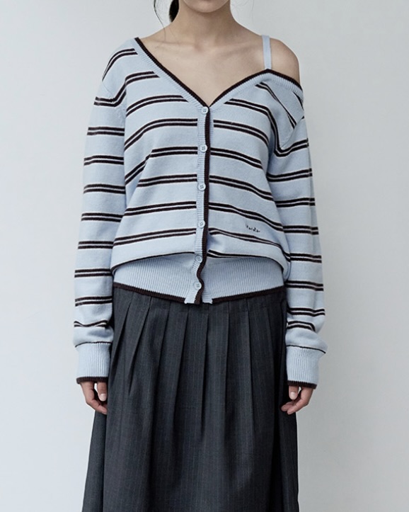 앞으로 유용할 봄 가디건 찾나요??🔍
셀럽들 사복에 자주 보이는 이유, 같이 확인해 봐요🤎💁🏻♀️
유독 셀럽 사복에서 자주 보이는 이 가디건은 로라로라 원 오프 숄더 스트라이프 울 블렌드 가디건입니다. 클래식한 스트라이프 패턴과 한쪽 어깨가 자연스럽게 드러나는 비대칭 실루엣으로, 여성스러운 무드를 살려주는 원 숄더 디자인이죠.
섬세한 자수 디테일이 은은한 포인트를 더하며, 이너 스트랩 디테일로 흘러내림 없이 편안하게 착용할 수 있습니다. 데님과 매치하면 캐주얼한 데일리룩으로, 스커트와 입으면 데이트 룩으로도 활용하기 좋은 가디건이니 참고해 보세요.
- 로라로라 원 오프 숄더 스트라이프 울 블렌드 가디건, 8만 원대 이미지7