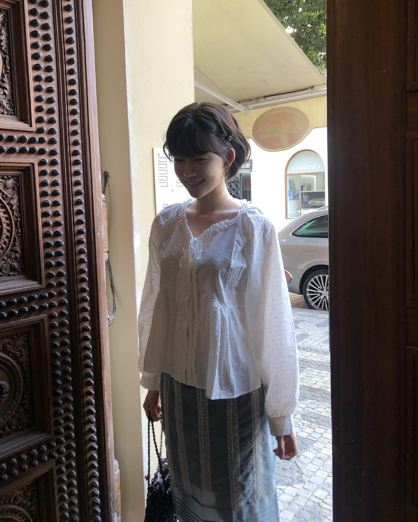 벚꽃 피기 전 데이트룩 고민 중?🤔
여친룩 정석, 최윤지 사복 속 블라우스 코디를 저장해 두세요💘🌷
최윤지 사복 속 블라우스 코디 3가지 참고해 보세요.
1. 미디스커트
블라우스에 미디스커트를 매치하면 단정하면서도 여성스러운 실루엣을 완성할 수 있습니다. 허리선이 강조돼 다리가 길어 보이며, 프릴과 레이스 디테일이 더해진 디자인과 매치하면 보다 사랑스러운 룩을 완성할 수 있습니다.
2. 슬랙스
슬랙스에 러플 디테일 블라우스를 매치하면 깔끔한 실루엣에 은은한 여성미를 더할 수 있습니다. 클래식한 바지라인과 풍성한 러플이 어우러져 세련되고 우아한 무드를 완성해, 오피스룩이나 하객룩으로 활용하기 좋습니다.
3. 데님 팬츠
데님 팬츠에 블라우스를 매치하면 캐주얼하면서도 자연스러운 꾸안꾸 룩을 완성할 수 있습니다. 플로럴 패턴 블라우스를 더하면 한층 여성스럽고 산뜻한 분위기를 연출할 수 있으며, 데일리로도 쉽게 따라 입기 좋은 조합입니다. 이미지3