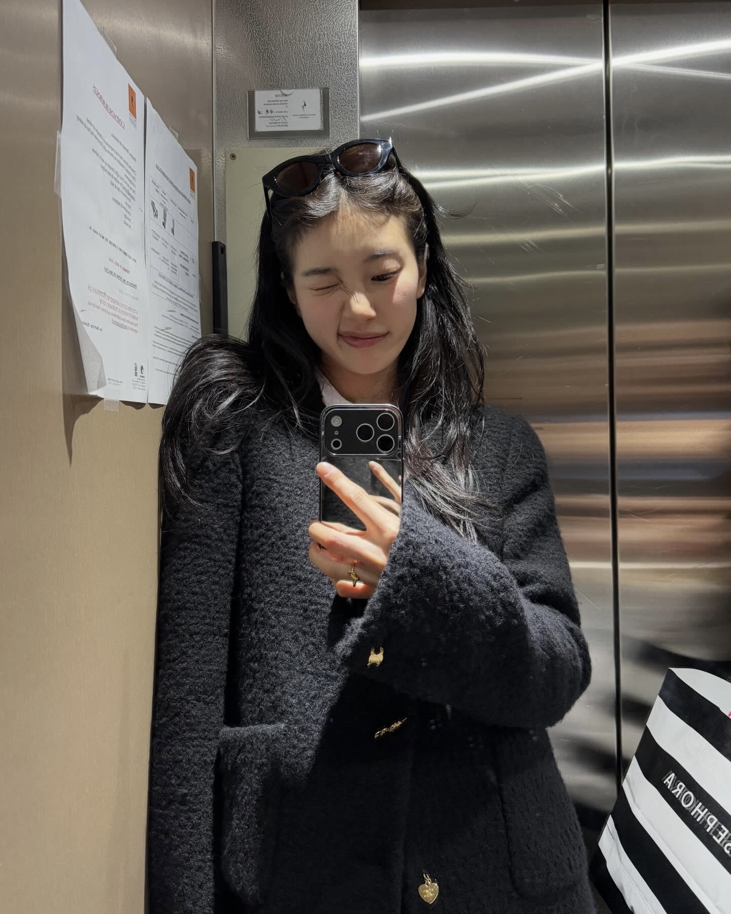 수지 파리룩 핵심 반지 정보💛🩶 룩에 절대 빠지지 않는 찐템은 따로 있다는데, 확인해 보자🔍 수지가 파리 여행 속 착용한 반지는 셀린느 노트 반지입니다. 수지는 트위드부터 데님까지 다양한 룩에 착용해 스타일링 포인트를 주었는데요. 골드는 고급스러운 분위기를, 실버는 세련되고 차분한 무드를 더해 다채로운 매력을 연출했습니다. 실버와 골드 두 가지 컬러로 구성된 이 반지는 은은한 광택이 돋보이는 브라스 소재를 활용한 매듭 모양 디테일로 깔끔한 라인이 돋보입니다. 얇은 두께감으로 다른 액세서리와 레이어링 하기 좋아 데일리 반지로 활용하기 좋습니다. - 셀린느 노트 반지, 50만 원대 이미지