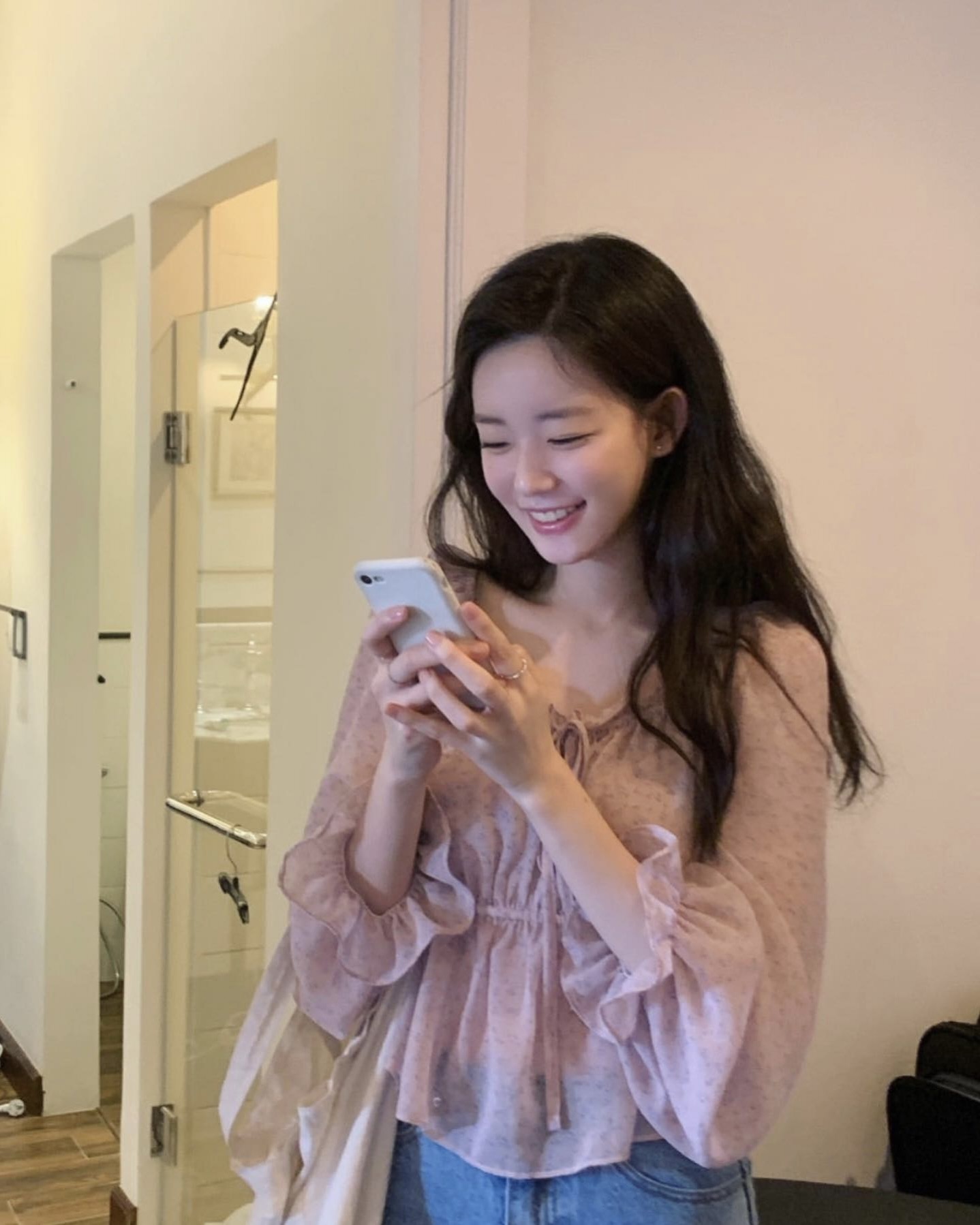벚꽃 피기 전 데이트룩 고민 중?🤔
여친룩 정석, 최윤지 사복 속 블라우스 코디를 저장해 두세요💘🌷
최윤지 사복 속 블라우스 코디 3가지 참고해 보세요.
1. 미디스커트
블라우스에 미디스커트를 매치하면 단정하면서도 여성스러운 실루엣을 완성할 수 있습니다. 허리선이 강조돼 다리가 길어 보이며, 프릴과 레이스 디테일이 더해진 디자인과 매치하면 보다 사랑스러운 룩을 완성할 수 있습니다.
2. 슬랙스
슬랙스에 러플 디테일 블라우스를 매치하면 깔끔한 실루엣에 은은한 여성미를 더할 수 있습니다. 클래식한 바지라인과 풍성한 러플이 어우러져 세련되고 우아한 무드를 완성해, 오피스룩이나 하객룩으로 활용하기 좋습니다.
3. 데님 팬츠
데님 팬츠에 블라우스를 매치하면 캐주얼하면서도 자연스러운 꾸안꾸 룩을 완성할 수 있습니다. 플로럴 패턴 블라우스를 더하면 한층 여성스럽고 산뜻한 분위기를 연출할 수 있으며, 데일리로도 쉽게 따라 입기 좋은 조합입니다. 이미지9