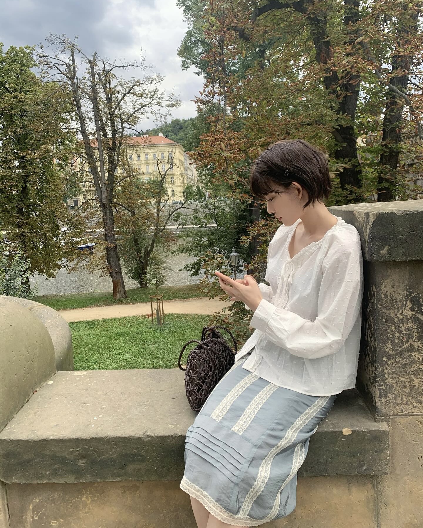 벚꽃 피기 전 데이트룩 고민 중?🤔
여친룩 정석, 최윤지 사복 속 블라우스 코디를 저장해 두세요💘🌷
최윤지 사복 속 블라우스 코디 3가지 참고해 보세요.
1. 미디스커트
블라우스에 미디스커트를 매치하면 단정하면서도 여성스러운 실루엣을 완성할 수 있습니다. 허리선이 강조돼 다리가 길어 보이며, 프릴과 레이스 디테일이 더해진 디자인과 매치하면 보다 사랑스러운 룩을 완성할 수 있습니다.
2. 슬랙스
슬랙스에 러플 디테일 블라우스를 매치하면 깔끔한 실루엣에 은은한 여성미를 더할 수 있습니다. 클래식한 바지라인과 풍성한 러플이 어우러져 세련되고 우아한 무드를 완성해, 오피스룩이나 하객룩으로 활용하기 좋습니다.
3. 데님 팬츠
데님 팬츠에 블라우스를 매치하면 캐주얼하면서도 자연스러운 꾸안꾸 룩을 완성할 수 있습니다. 플로럴 패턴 블라우스를 더하면 한층 여성스럽고 산뜻한 분위기를 연출할 수 있으며, 데일리로도 쉽게 따라 입기 좋은 조합입니다. 이미지2