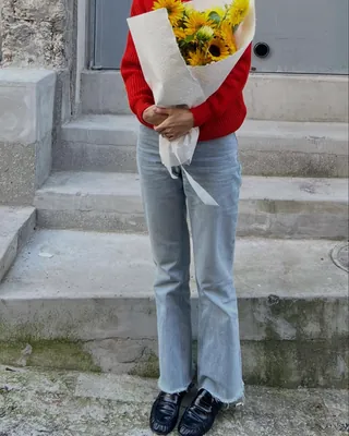 매일 손이 가는 김나영 인생 데님?👖
사계절 내내 질리지 않는 클래식한 팬츠, 하단에서 확인👀👍🏻
김나영 사복 속 자주 보였던 이 바지는 브랜드 리던의 컴포트 스트레치 스토브 파이프 팬츠입니다. 90년대 빈티지 감성이 담긴 워싱과 편안한 스트레치 데님 소재에 밑단 마감이 포인트죠.
하이 라이즈 허리선이 다리 비율을 살려주고, 발목까지 일자로 떨어지는 스토브 파이프 실루엣이 특징입니다. 트렌치코트부터 가디건, 트위드 어떤 아우터와도 잘 어울리는 활용도 높은 데님 팬츠입니다.
- 리던 컴포트 스트레치 하이웨이스트 스토브 파이프 팬츠, 40만 원대 이미지