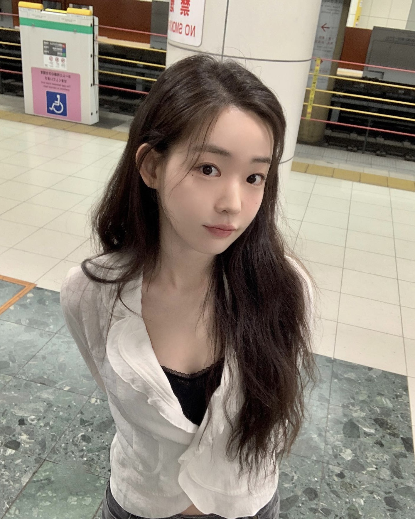 벚꽃 피기 전 데이트룩 고민 중?🤔
여친룩 정석, 최윤지 사복 속 블라우스 코디를 저장해 두세요💘🌷
최윤지 사복 속 블라우스 코디 3가지 참고해 보세요.
1. 미디스커트
블라우스에 미디스커트를 매치하면 단정하면서도 여성스러운 실루엣을 완성할 수 있습니다. 허리선이 강조돼 다리가 길어 보이며, 프릴과 레이스 디테일이 더해진 디자인과 매치하면 보다 사랑스러운 룩을 완성할 수 있습니다.
2. 슬랙스
슬랙스에 러플 디테일 블라우스를 매치하면 깔끔한 실루엣에 은은한 여성미를 더할 수 있습니다. 클래식한 바지라인과 풍성한 러플이 어우러져 세련되고 우아한 무드를 완성해, 오피스룩이나 하객룩으로 활용하기 좋습니다.
3. 데님 팬츠
데님 팬츠에 블라우스를 매치하면 캐주얼하면서도 자연스러운 꾸안꾸 룩을 완성할 수 있습니다. 플로럴 패턴 블라우스를 더하면 한층 여성스럽고 산뜻한 분위기를 연출할 수 있으며, 데일리로도 쉽게 따라 입기 좋은 조합입니다. 이미지7
