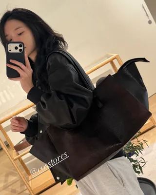 수납력 좋은 가방 찾는다면?👜
매일 들어도 질리지 않는 코스 토트백🤎🪽
최근 박규영이 자주 들고 다니는 토트백은 코스의 모뉴먼트 백입니다. COS 아틀리에가 완성한 건축적인 실루엣이 돋보이는 아이템으로, 리치한 브라운 컬러와 바닥면에서 자연스럽게 이어지는 형태가 특징인데요. 넉넉한 사이즈 덕분에 이것저것 챙겨 다니기 좋은 보부상 백으로도 제격입니다.
박규영처럼 셔츠나 재킷 같은 미니멀한 아이템과 매치해 데일리 룩에 활용해보세요. 힘을 뺀 코디에 툭 들어도 백 자체가 포인트가 되어주는데요. 수납력 좋은 가방을 찾고 있다면 박규영의 보부상 백을 참고해보세요.
-코스 모뉴먼트 토트백, 40만 원대 이미지