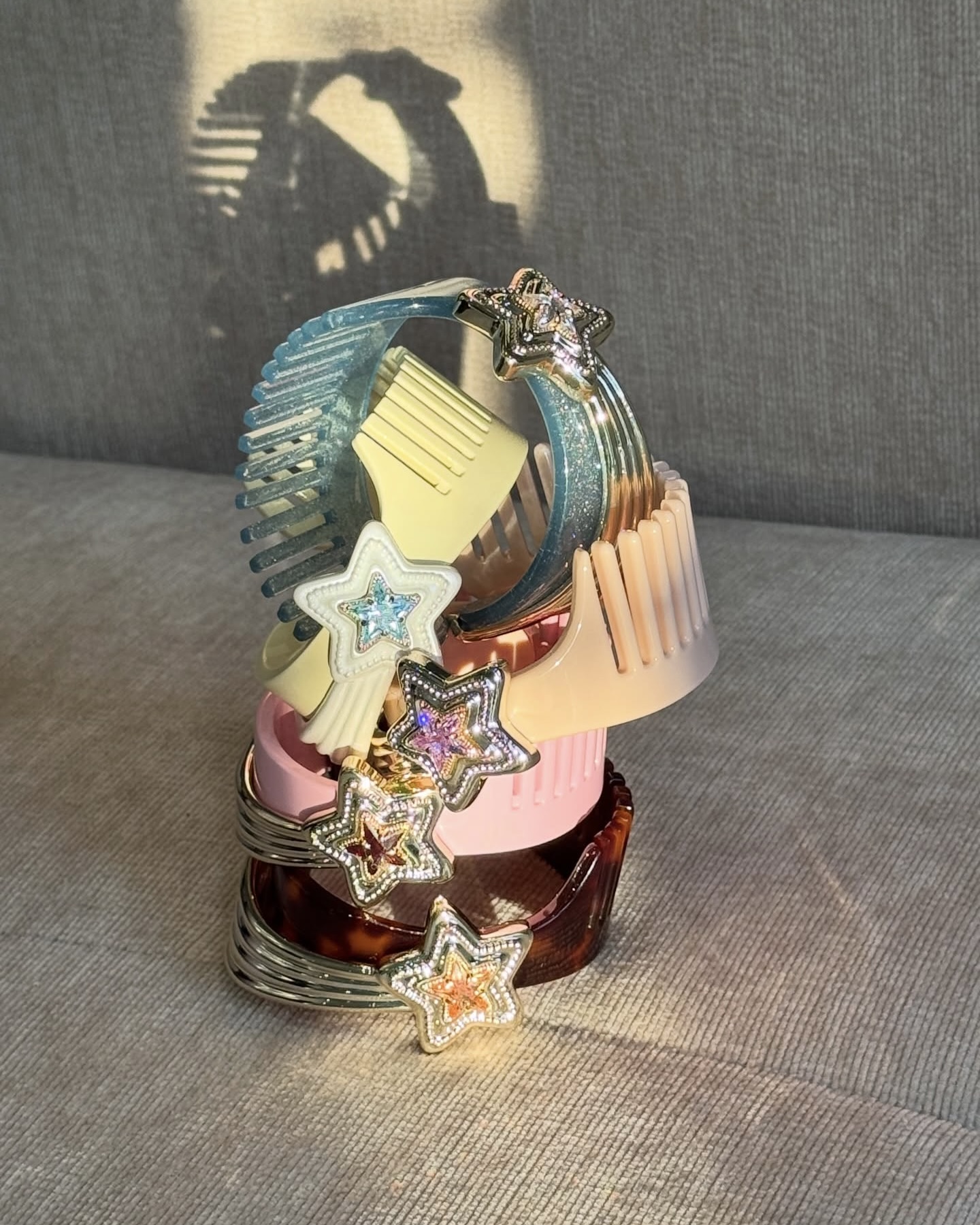 키치한 포인트가 필요할 때?🎀 위민 x 애슐리 윌리엄스 26AW 컬렉션💍💞 평소 키치하고 러블리한 무드로 사랑받아온 위민과 애슐리 윌리엄스가 26AW 신제품을 선보였습니다. 아일릿과의 협업으로도 화제를 모았던 애슐리 윌리엄스 특유의 장난스럽고 빈티지한 무드가 더해져, 이번 컬렉션 역시 눈길을 끄는데요. 특히 꼬리빗 모양의 헤어 집게핀부터 반지, 팔찌 등 다양한 액세서리 라인업으로 보는 재미를 더했습니다. 키치하고 유니크한 액세서리를 좋아한다면 더욱 기대되는 컬렉션입니다. 이미지