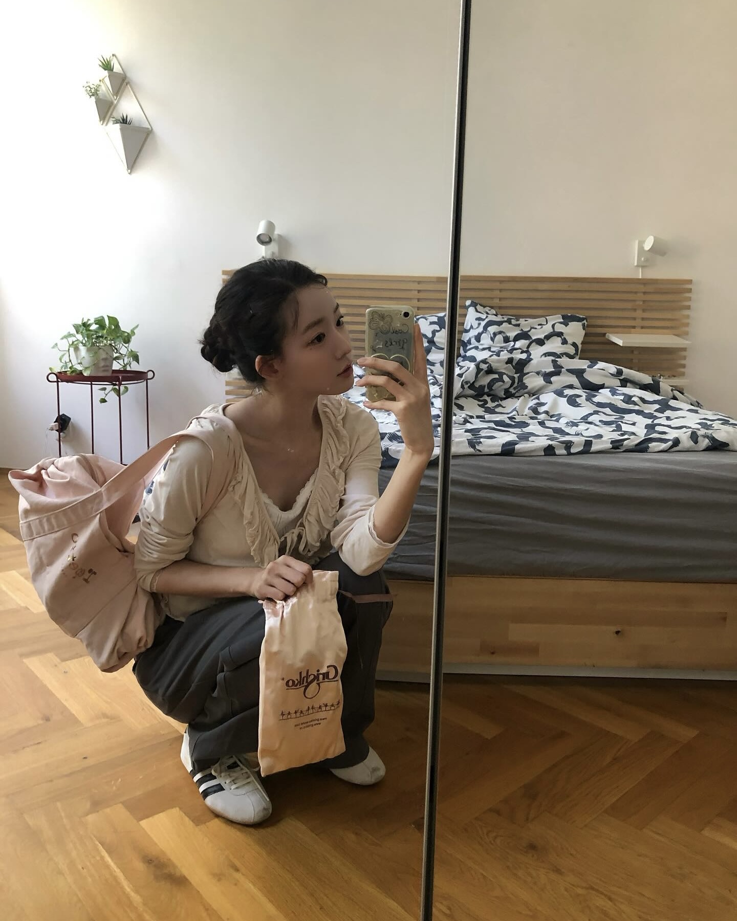 벚꽃 피기 전 데이트룩 고민 중?🤔
여친룩 정석, 최윤지 사복 속 블라우스 코디를 저장해 두세요💘🌷
최윤지 사복 속 블라우스 코디 3가지 참고해 보세요.
1. 미디스커트
블라우스에 미디스커트를 매치하면 단정하면서도 여성스러운 실루엣을 완성할 수 있습니다. 허리선이 강조돼 다리가 길어 보이며, 프릴과 레이스 디테일이 더해진 디자인과 매치하면 보다 사랑스러운 룩을 완성할 수 있습니다.
2. 슬랙스
슬랙스에 러플 디테일 블라우스를 매치하면 깔끔한 실루엣에 은은한 여성미를 더할 수 있습니다. 클래식한 바지라인과 풍성한 러플이 어우러져 세련되고 우아한 무드를 완성해, 오피스룩이나 하객룩으로 활용하기 좋습니다.
3. 데님 팬츠
데님 팬츠에 블라우스를 매치하면 캐주얼하면서도 자연스러운 꾸안꾸 룩을 완성할 수 있습니다. 플로럴 패턴 블라우스를 더하면 한층 여성스럽고 산뜻한 분위기를 연출할 수 있으며, 데일리로도 쉽게 따라 입기 좋은 조합입니다. 이미지4