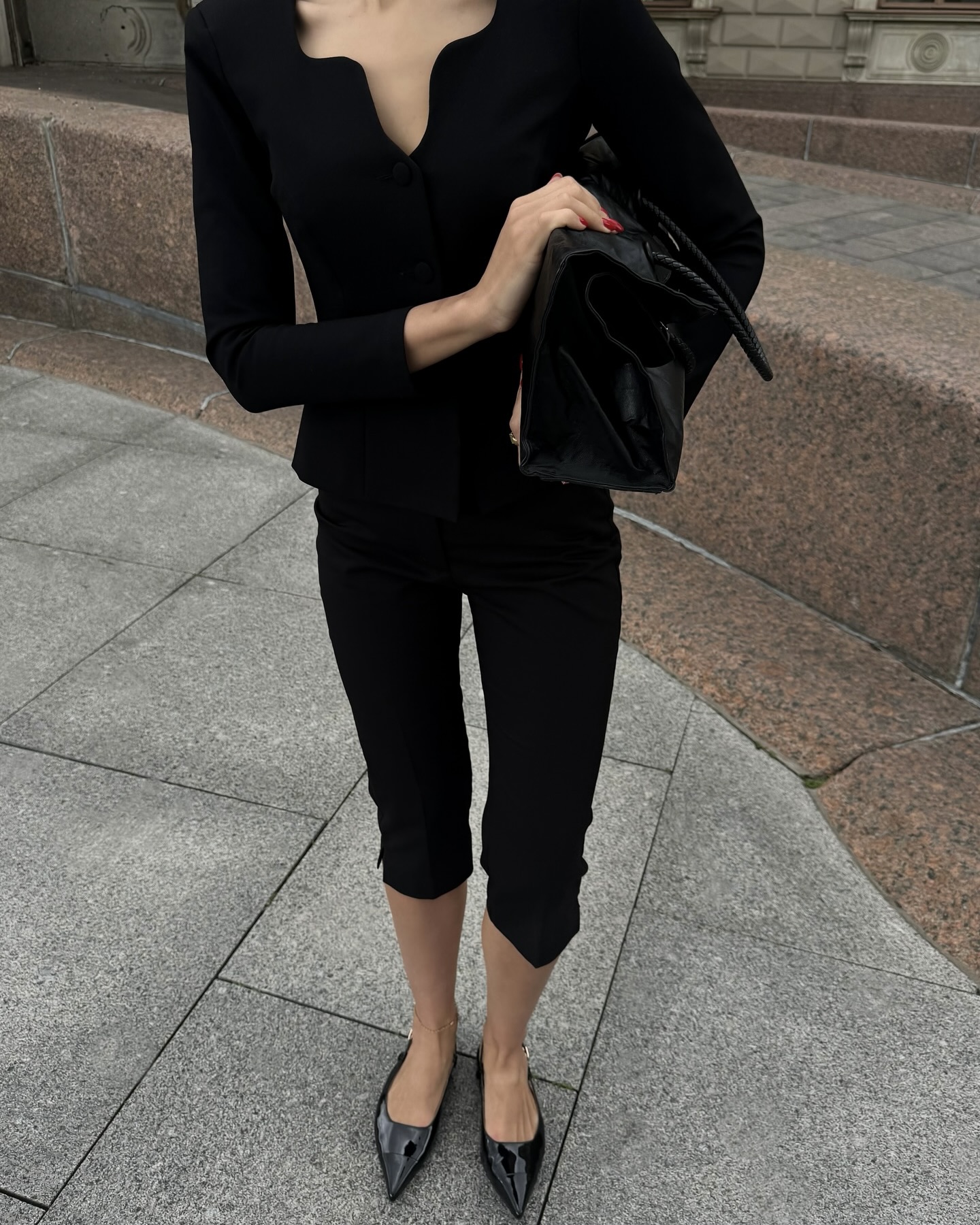 잘못 입으면 촌스러워 보이는 바지😳 비율까지 살린 카프리 팬츠🖤🌸봄 코디 포인트 @담아요 카프리 팬츠 활용법 4가지, 스타일링에 활용해 보세요. 1. 블레이저 단정한 블레이저에 카프리 팬츠를 매치하면 다리 라인이 강조되어 비율을 깔끔하게 정돈할 수 있습니다. 블레이저 특유의 클래식 분위기와 어우러져 차분하면서도 세련된 무드를 연출할 수 있어, 출근룩부터 하객룩까지 활용하기 좋은 조합입니다. 2. 트렌치코트 모던한 트렌치코트와 카프리 팬츠를 매치하면 상하의 길이 차이가 강조돼 비율을 더욱 깔끔하게 정돈해 주죠. 숏 기장은 허리선을 강조해 다리가 길어 보이게 하고, 롱 기장은 길게 떨어지는 라인으로 보다 차분하고 클래식한 분위기를 만들어 줍니다. 3. 니트 오버핏 니트에 카프리 팬츠를 입으면 부드러운 텍스처와 슬림한 라인이 어우러져 편안하면서도 정돈된 스타일을 완성하죠. 카프리 팬츠가 부담스럽다면 니트를 활용해 캐주얼한 데일리룩으로 즐기기 좋습니다. 4. 셔츠 셔츠에 카프리 팬츠를 매치하면 깔끔하면서도 가볍게 떨어지는 스타일로 연출하기 좋습니다. 여기에 가죽 자켓을 더하면 담백한 스타일에 시크한 포인트가 더해져 한층 세련된 룩으로 완성할 수 있습니다. 이미지