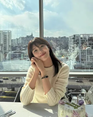 N년째 수영 손목 지킴이⌚️
클래식하고 세련된, 변치 않는 샤넬 시계 확인해 보자💛🖤
수영이 매년 생일 파티에서 착용한 데일리 시계는 '샤넬 프리메르 에디션 오리지널' 워치입니다. 아이코닉한 팔각형 케이스에 18K 옐로우 골드 체인과 블랙 가죽을 코팅한 스틸 체인 브레이슬릿이 샤넬 특유의 클래식한 감성을 고스란히 담아냈습니다.
특히 블랙 다이얼과 골드 시곗바늘이 더해져 깔끔하고 세련된 분위기를 완성하며, 쿼츠 무브먼트로 시간 정확성까지 갖춘 것이 특징이죠. 트렌드 타지 않고 오래 소장할 수 있는 타임리스 아이템으로 참고해 보세요. 이미지