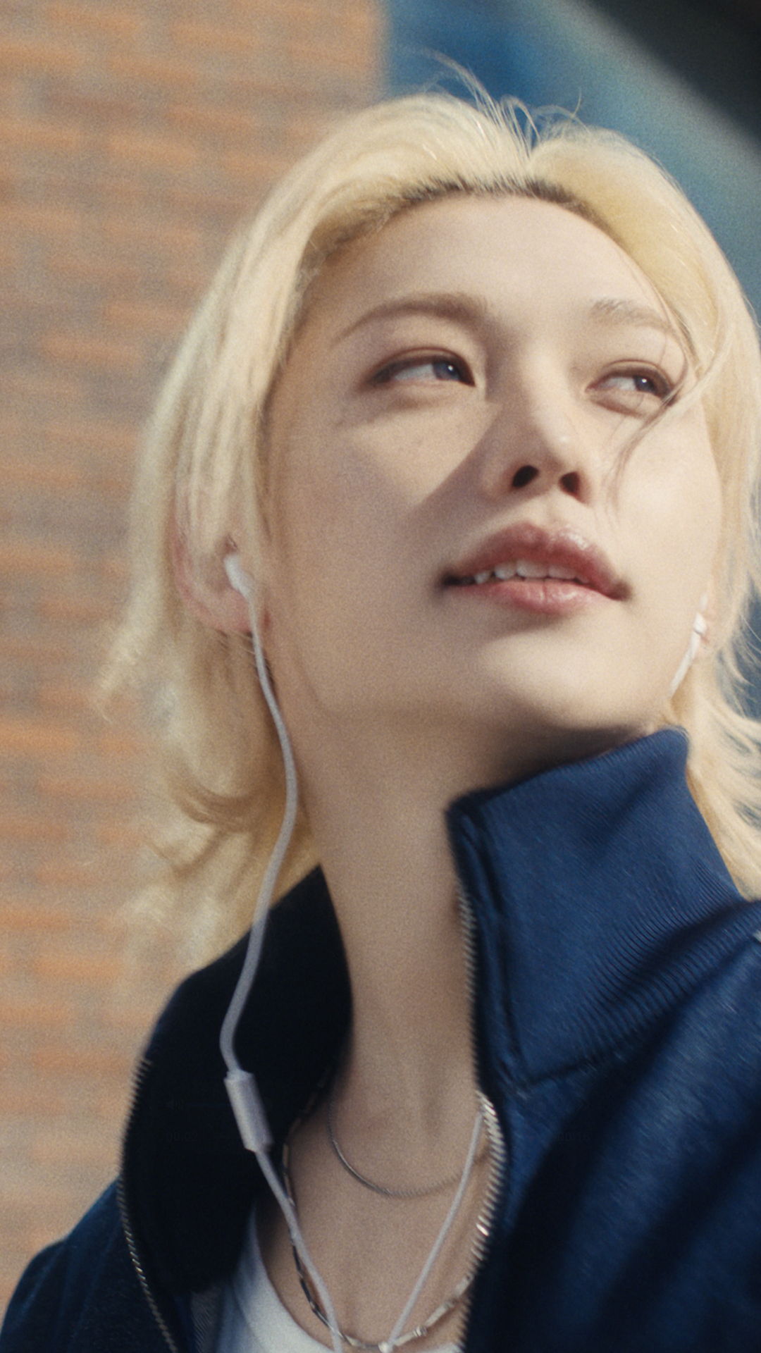 필릭스의 감각적인 일상 포착📸
아디다스 ‘어반 스트릿’ 캠페인 영상 공개
스트레이 키즈(Stray Kids) 필릭스 (Fliex)가 아디다스의 새로운 파트너로 합류하며 도심 속 일상의 움직임을 새로운 스타일로 재해석한 아디다스 오리지널스 ‘어반 스트릿(Urban Street)’ 캠페인에 등장했습니다.
필릭스는 ‘아디스타 컨트롤 5’와 오리지널스 데님 컬렉션을 착용했는데요. 일상 속에 자연스럽게 녹아든 오리지널스 특유의 스트리트 스타일링이 돋보입니다. 한편 컬렉션 제품은 아디다스 공식 온라인 스토어 및 주요 오프라인 매장에서 만나볼 수 있습니다. 이미지