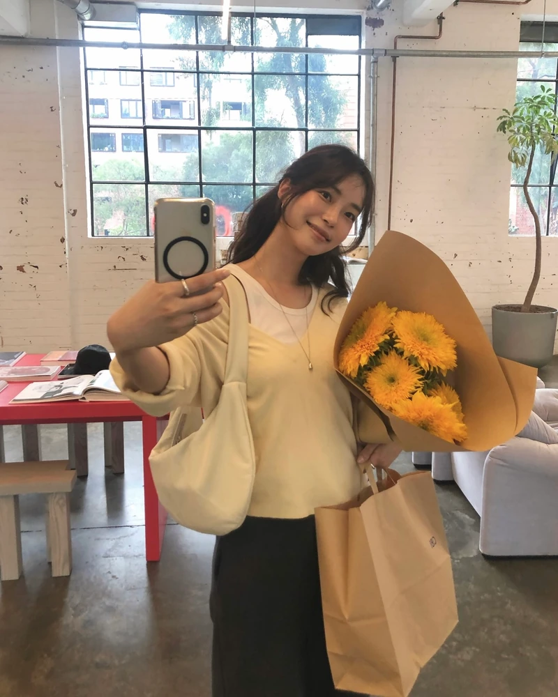 레이어드로 분위기 180도 전환✨
깊은 브이넥부터 오픈숄더 이너까지 가볍게 겹쳐 입어봐💁🏻♀️😉 이미지2