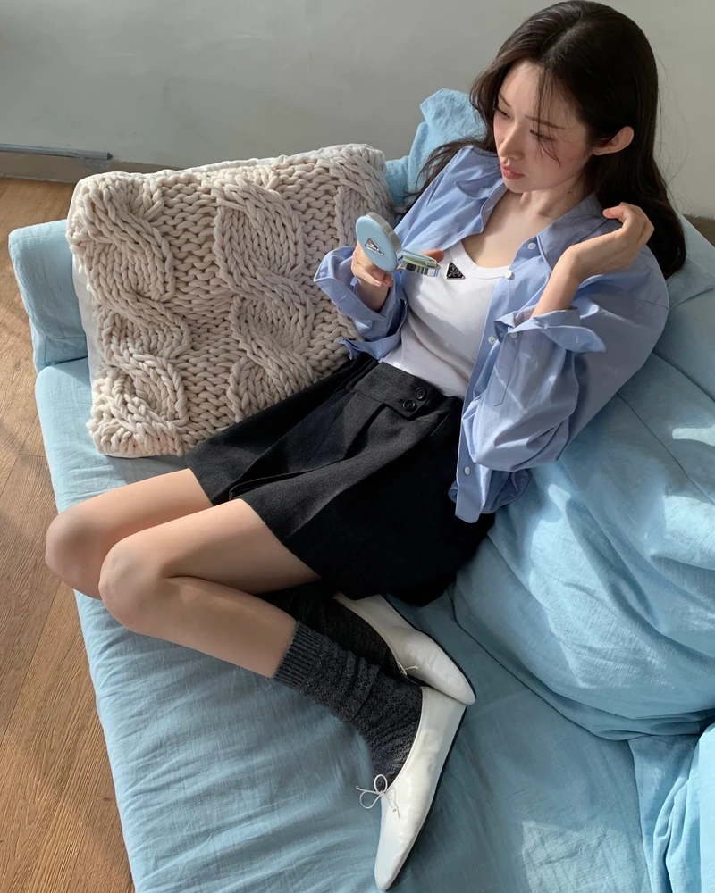 셔츠가 빠질 수 없는 계절🍃
가볍게 따라 입기 좋은 셔츠 코디 3가지👔🌷
봄에 입기 좋은 셔츠 코디, 지금 바로 소개해드릴게요.
1. 블루 셔츠
블루 셔츠는 단정하면서도 산뜻한 분위기를 더해줘 데일리 룩으로 활용하기 좋습니다. 화이트 톱을 이너로 매치하거나 소매를 가볍게 걷어 입으면 힘을 뺀 듯 자연스러운 무드를 연출할 수 있습니다.
2. 체크 셔츠
체크 셔츠는 캐주얼한 포인트를 더해주는 아이템입니다. 슬리브리스와 데님을 함께 매치해 빈티지한 무드를 연출할 수 있습니다.
3. 스트라이프 셔츠
스트라이프 셔츠는 깔끔하면서도 세련된 인상을 주기 좋습니다. 슬림한 하의와 매치하면 비율이 더 가벼워 보이고 내추럴한 분위기를 더할 수 있습니다. 이미지2