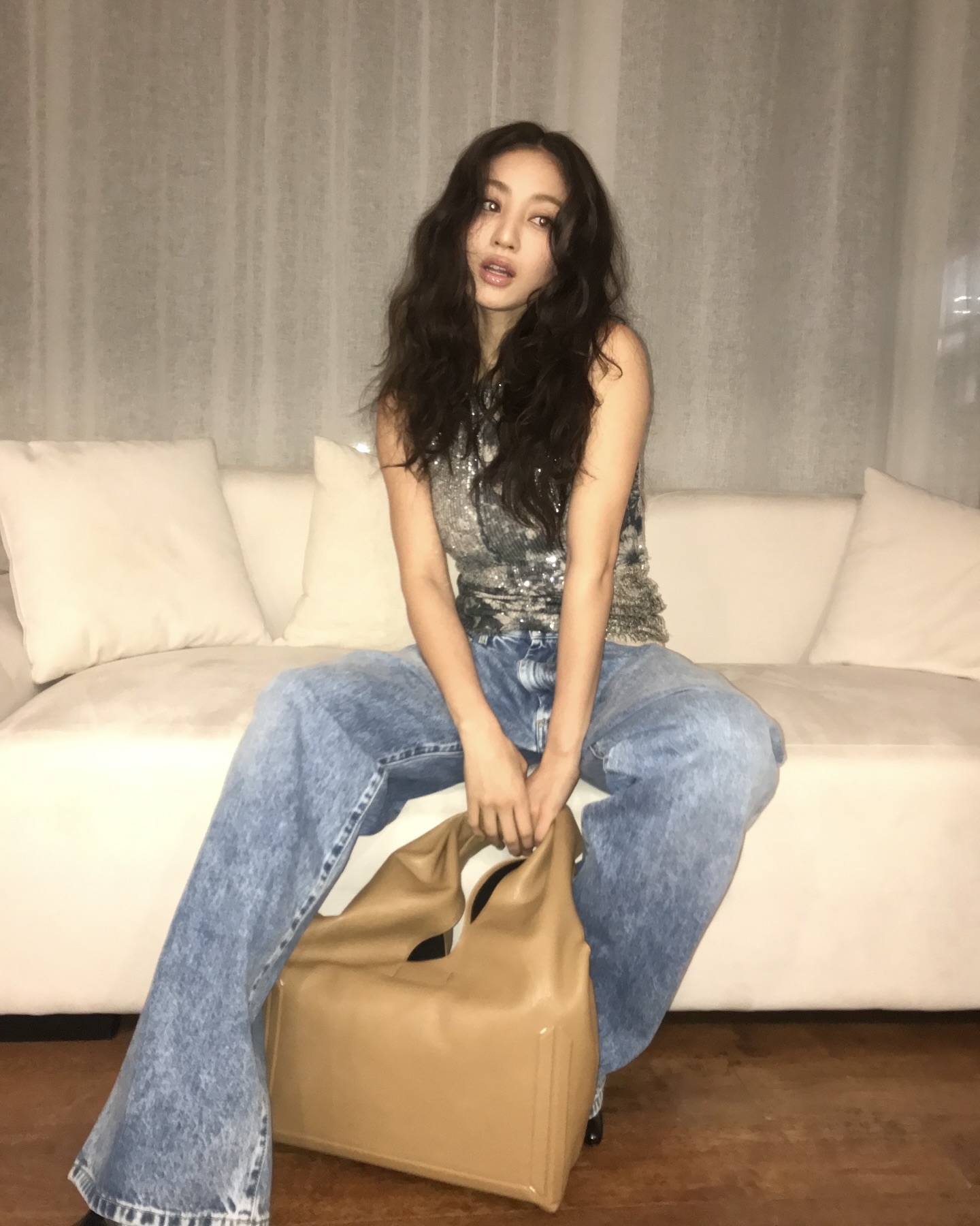 봄맞이 보부상 백 찾고 있나요??🔍
깔끔한 디자인에 넉넉한 수납까지, 마르지엘라 박스 백 체크☑️🖤
최근 다시 주목받고 있는 메종 마르지엘라의 박스 백, 김고은과 지효 역시 착용했는데요. 박스 형태의 매끄러운 양가죽 소재에 시그니처 포 스티치 라벨 디테일을 더한 미니멀한 가방입니다. 특히 넉넉한 수납력과 정제된 실루엣 역시 돋보이죠.
숄더백부터 핸드백, 클러치까지 다양한 방식으로 연출이 가능해 캐주얼부터 포멀한 스타일 모두 활용하기 좋습니다. 스타일과 실용성 모두 만족시킬 데일리 백이니 참고해 보세요. 이미지7