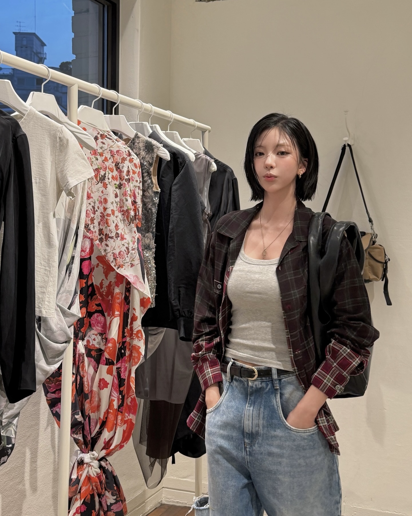 봄맞이 보부상 백 찾고 있나요??🔍
깔끔한 디자인에 넉넉한 수납까지, 마르지엘라 박스 백 체크☑️🖤
최근 다시 주목받고 있는 메종 마르지엘라의 박스 백, 김고은과 지효 역시 착용했는데요. 박스 형태의 매끄러운 양가죽 소재에 시그니처 포 스티치 라벨 디테일을 더한 미니멀한 가방입니다. 특히 넉넉한 수납력과 정제된 실루엣 역시 돋보이죠.
숄더백부터 핸드백, 클러치까지 다양한 방식으로 연출이 가능해 캐주얼부터 포멀한 스타일 모두 활용하기 좋습니다. 스타일과 실용성 모두 만족시킬 데일리 백이니 참고해 보세요. 이미지4