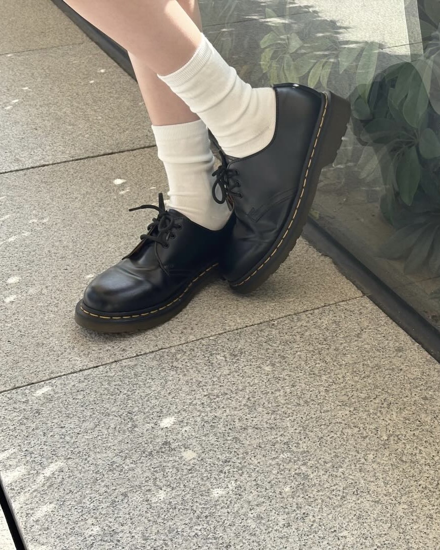 닥터마틴 필수 구매 제품??💡
꾸준히 사랑받는 더비 슈즈, 1461은 꼭 소장해야 해 👞🤎
날이 풀리면서 유독 자주 보이는 닥터마틴 슈즈, 하지원과 윈터도 신었는데요. 두 사람 모두 브랜드의 시그니처 아이템인 1461 스무스를 착용했습니다. 클래식 3홀 옥스퍼드 슈즈 디자인으로 심플하면서도 튼튼한 구조로 오랜 시간 사랑받아 왔습니다.
특히 은은한 광택의 스무스 가죽과 옐로우 스티치, 그루브드 아웃솔 등 브랜드 특유의 디테일이 돋보입니다. 미디 기장 하의와 봄 아우터에 매치하면 미니멀하면서도 데일리로 활용할 수 있어, 한 켤레쯤 소장해 오래 즐겨보세요. 이미지4