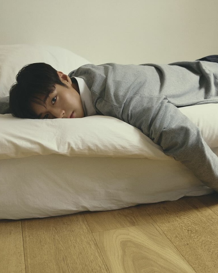 단종 오빠, 본격 컴백 활동 시작🎤 4월의 축복이 끝이 없네... 얼마나 멋있을지 벌써 기대돼🥺❤️ 박지훈이 첫 번째 싱글 리플렉트(RE:FLECT)를 공개한 지 얼마 되지 않아 컴백 스케줄러를 공개했습니다. 몽환적이면서도 빈티지한 분위기인 앨범 콘셉트에 대한 기대감을 높이고 있는데요. 콘셉트 포토를 시작으로 트랙리스트, 뮤직비디오 티저 등 다양한 콘텐츠가 순차적으로 공개될 예정입니다. 지나온 시간 속 감정을 되짚는 메시지를 담은 리플렉트를 통해 본업인 가수로서의 모습도 기대됩니다. 이미지